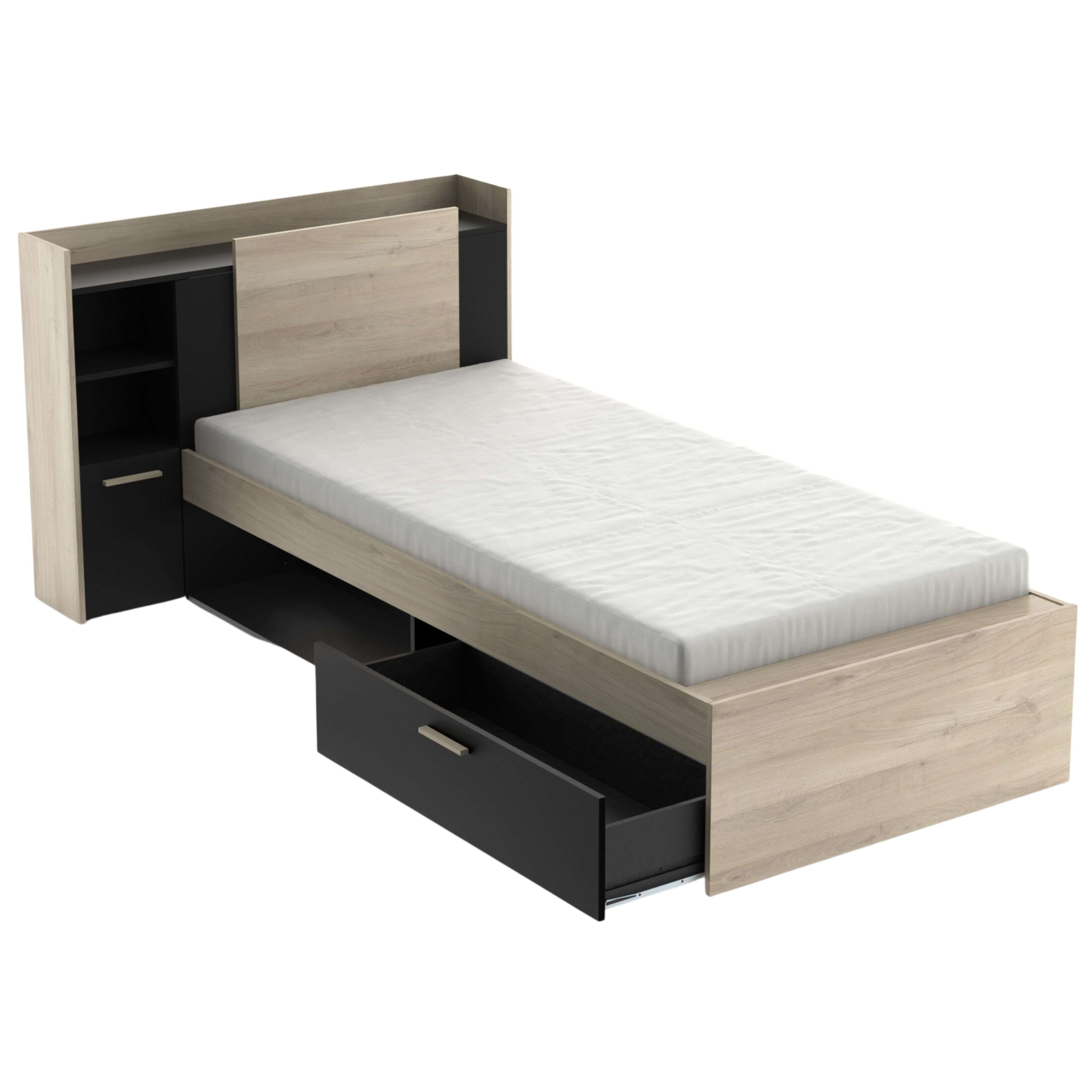 Cama de madera con colchón blanco y cajones negros. Estante abierto.