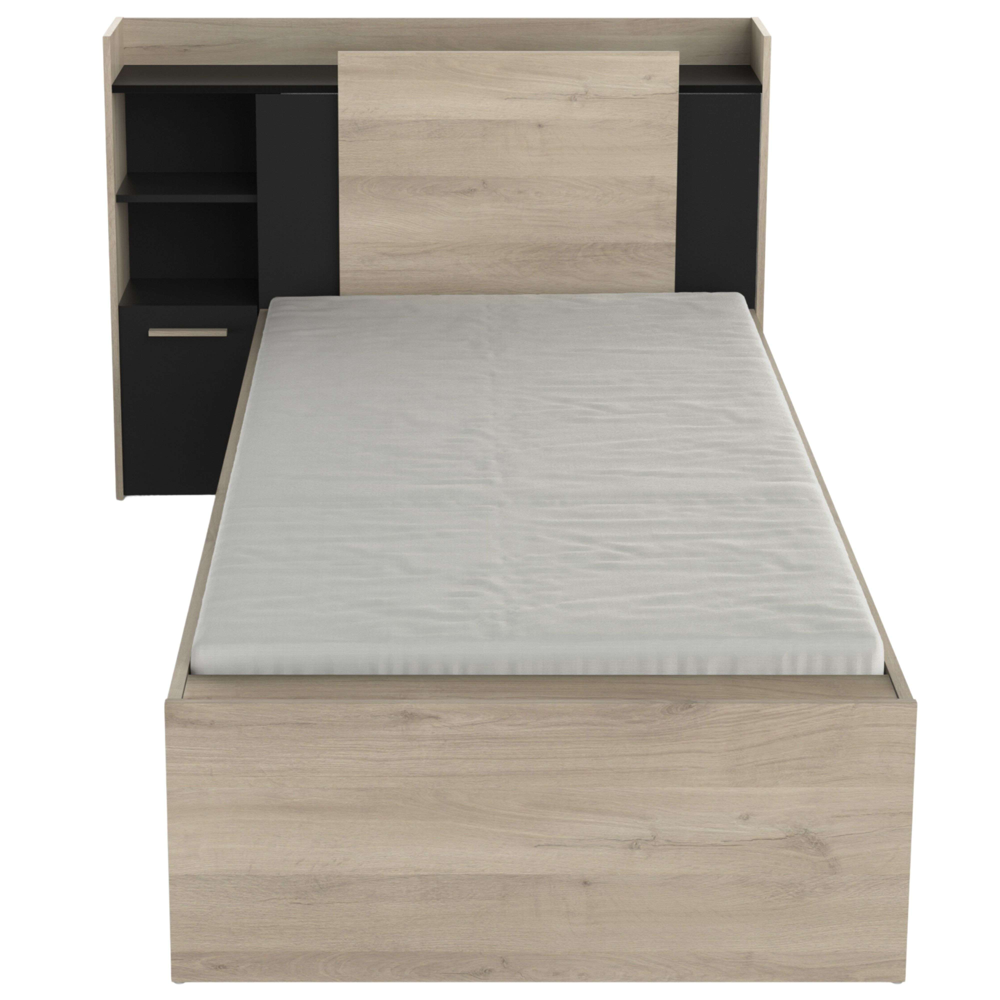 Una cama individual con marco de madera clara y unidad de mesita de noche negra.