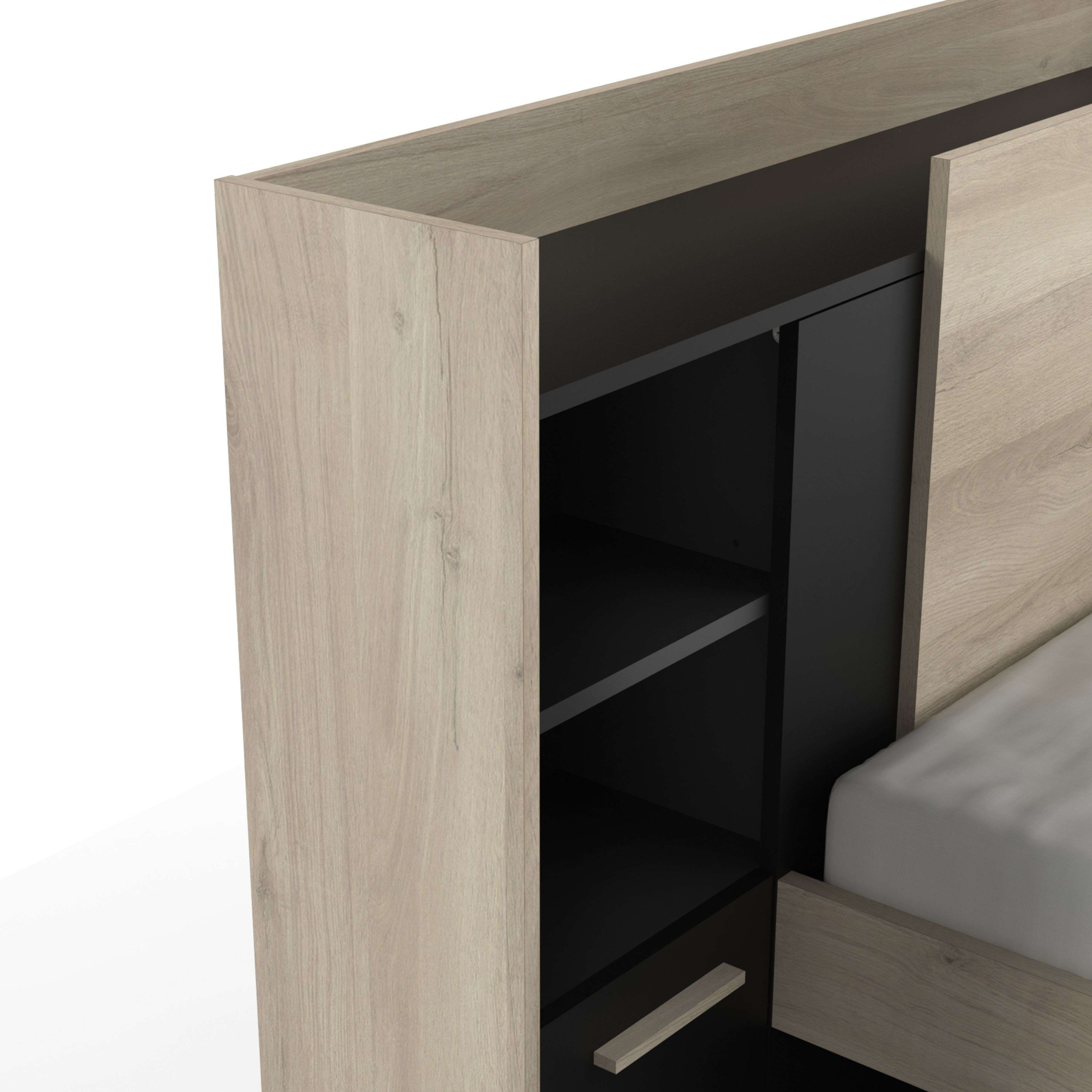 Parte de una cama con veta de madera y estantes negros.
