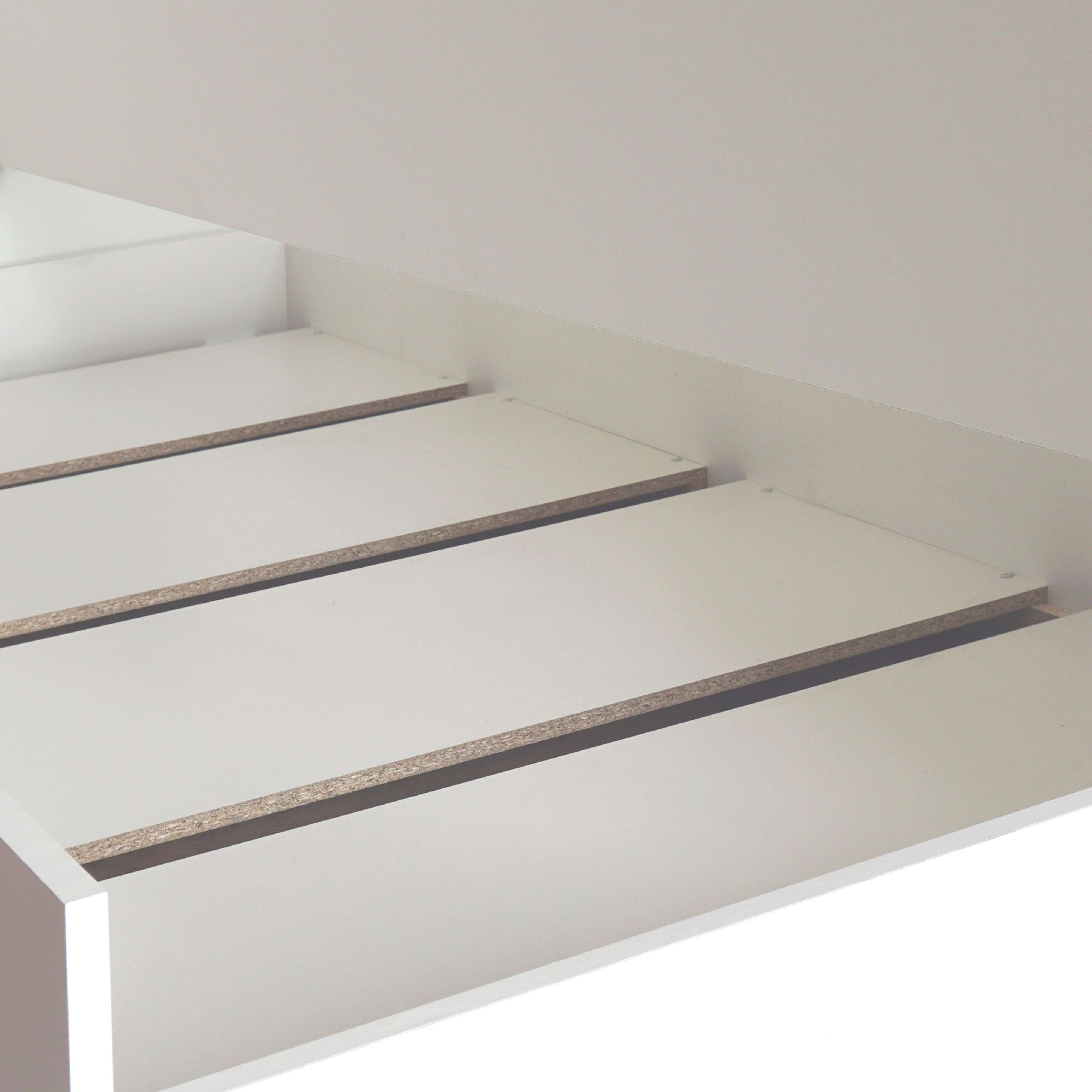 Tablas blancas con textura de madera en una habitación blanca.
