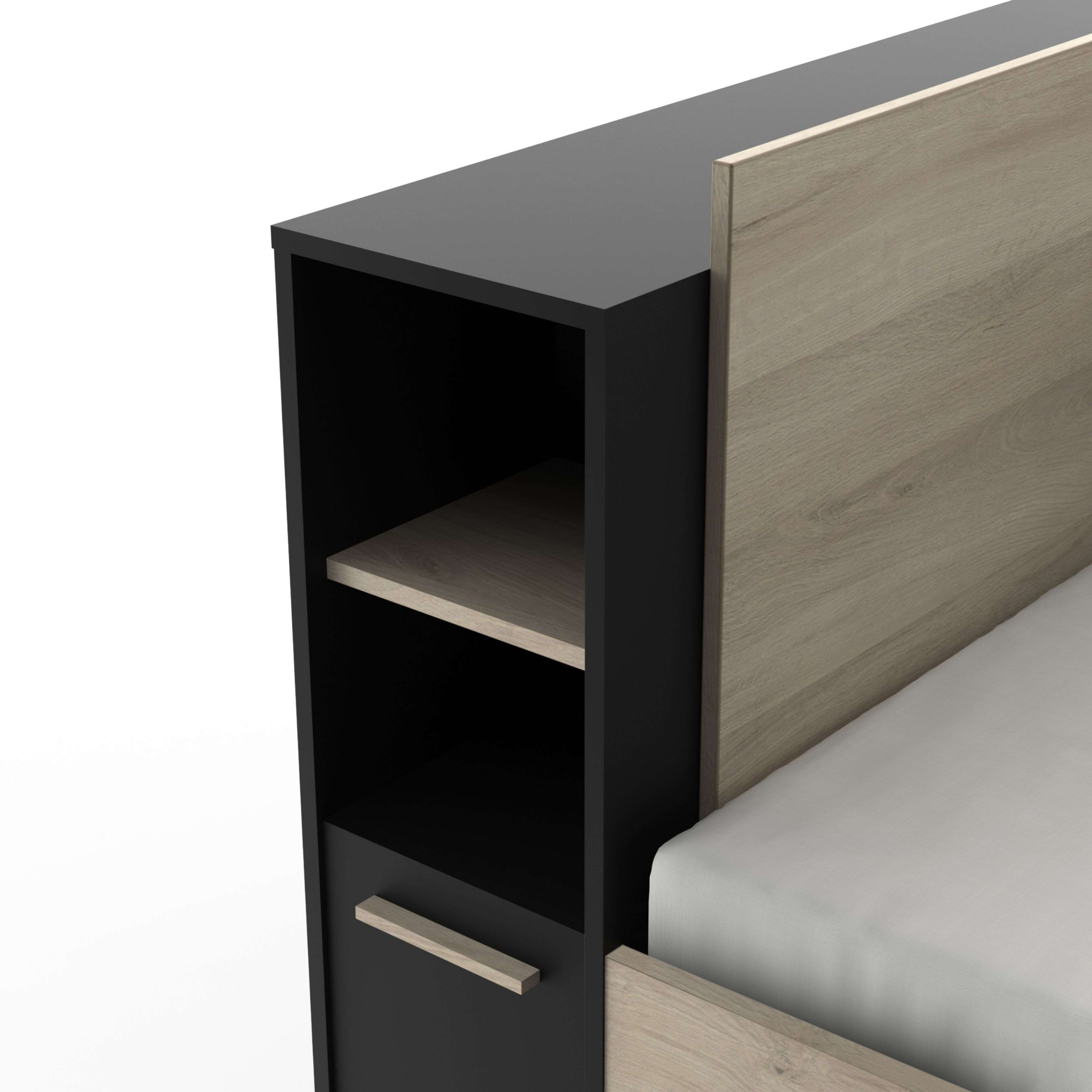Un estante negro con detalles de madera junto a una cama con ropa de cama blanca.