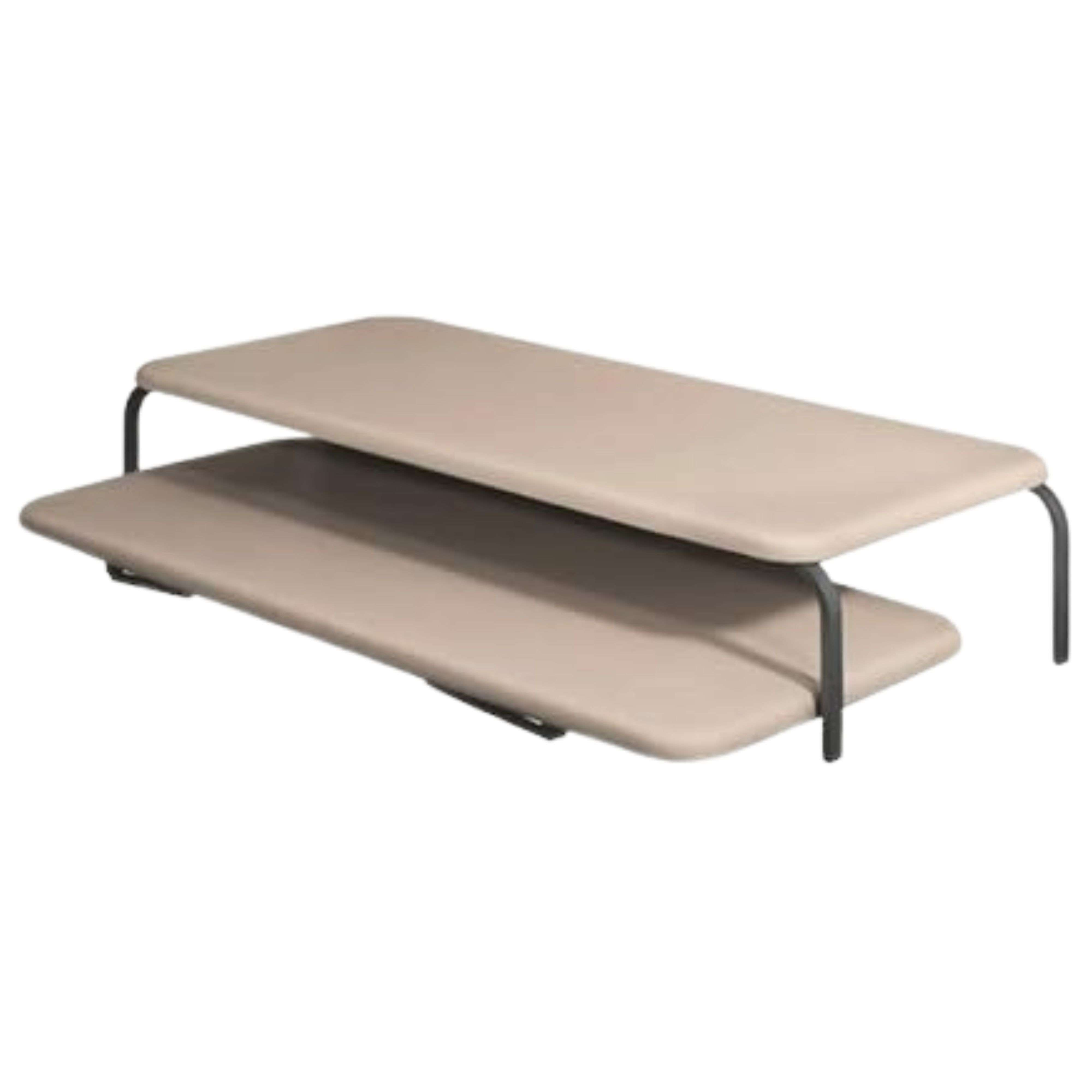 Dos tumbonas beige con patas de metal oscuro, apiladas una encima de la otra.