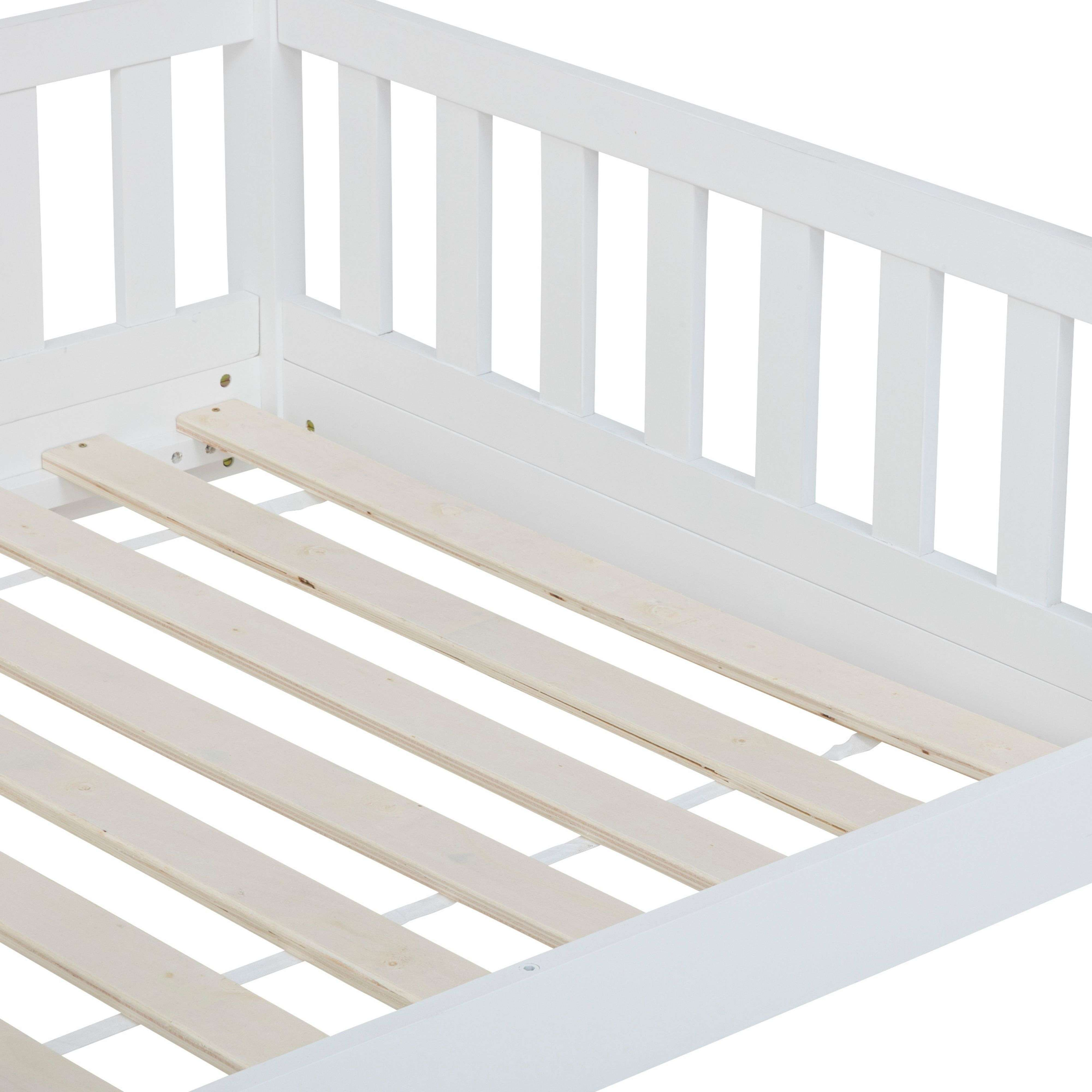 Marco de cama blanco con somier de madera, vista cercana.