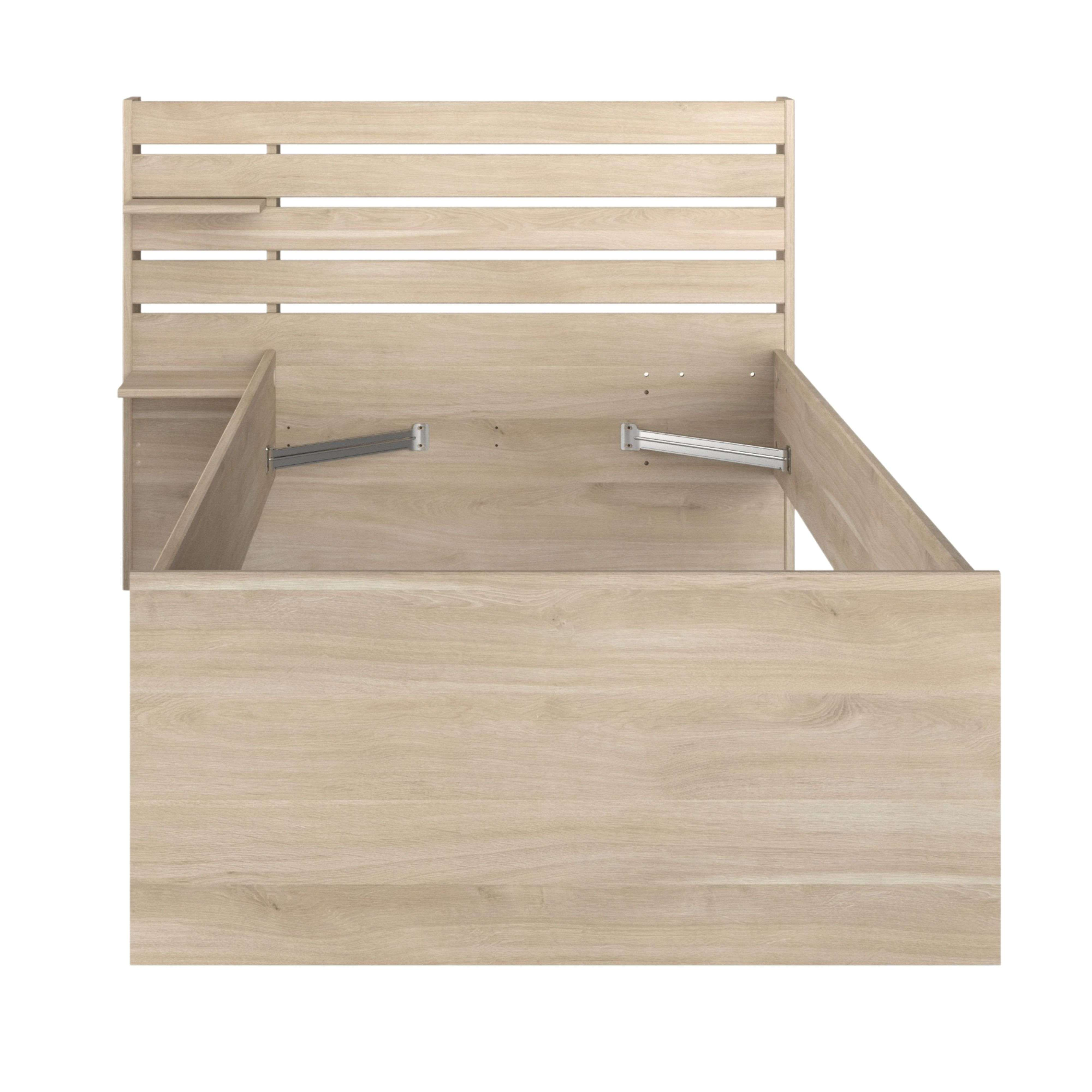 Una estructura de cama de madera marrón claro con listones horizontales en el cabecero y soportes laterales.