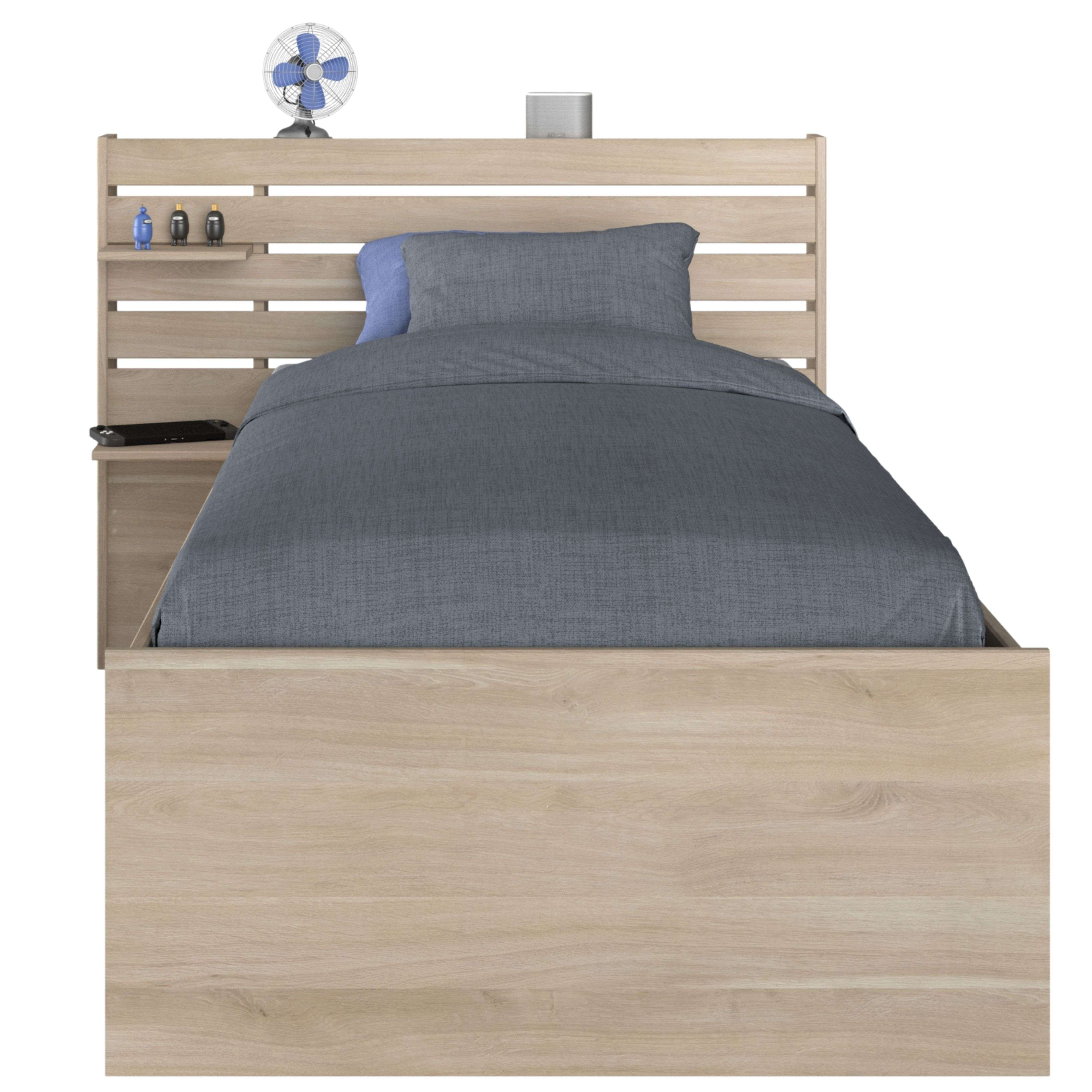 Estructura de cama de madera con ropa de cama gris y mesita de noche con ventilador, figuras y consola.