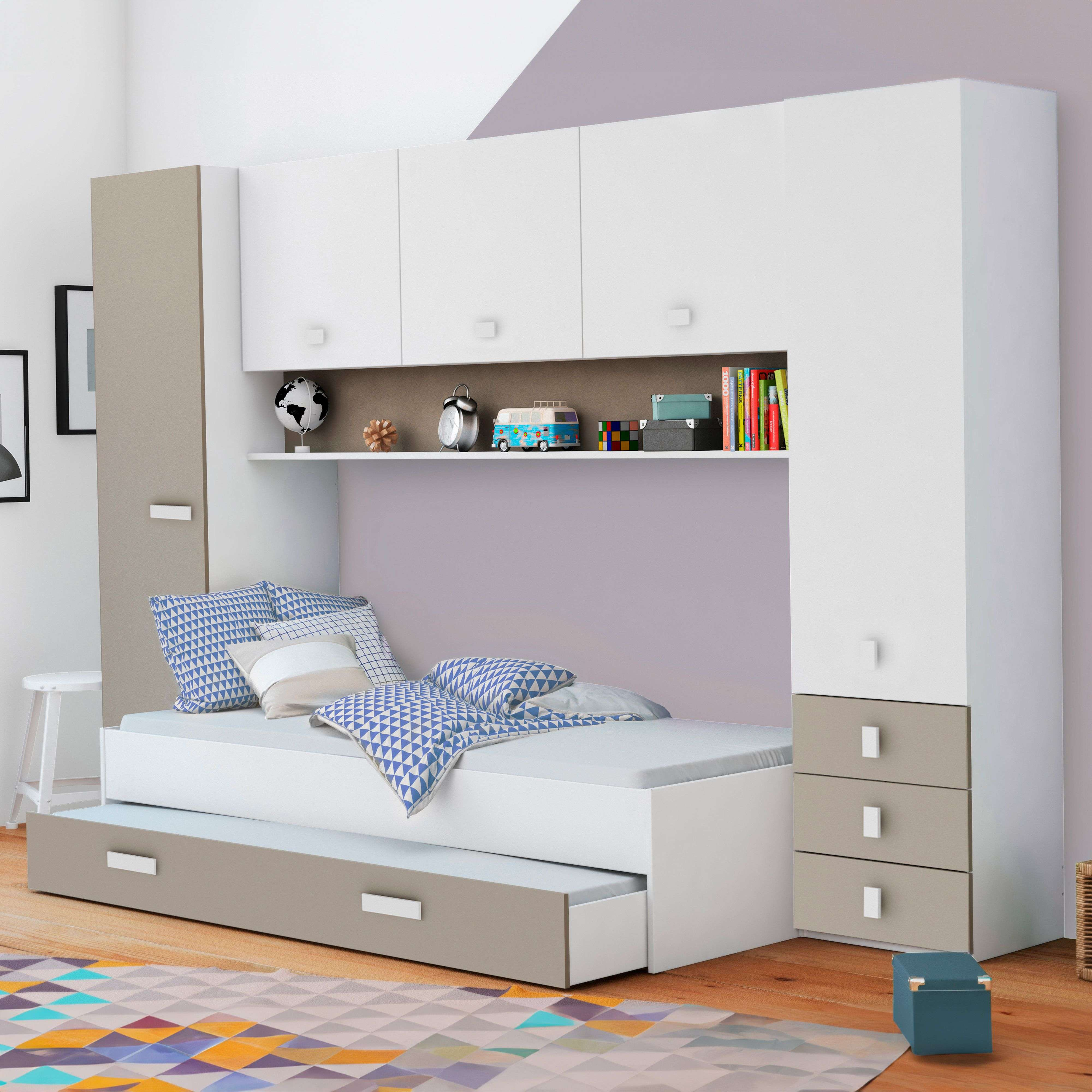 Un dormitorio moderno con cama, armarios y alfombra.