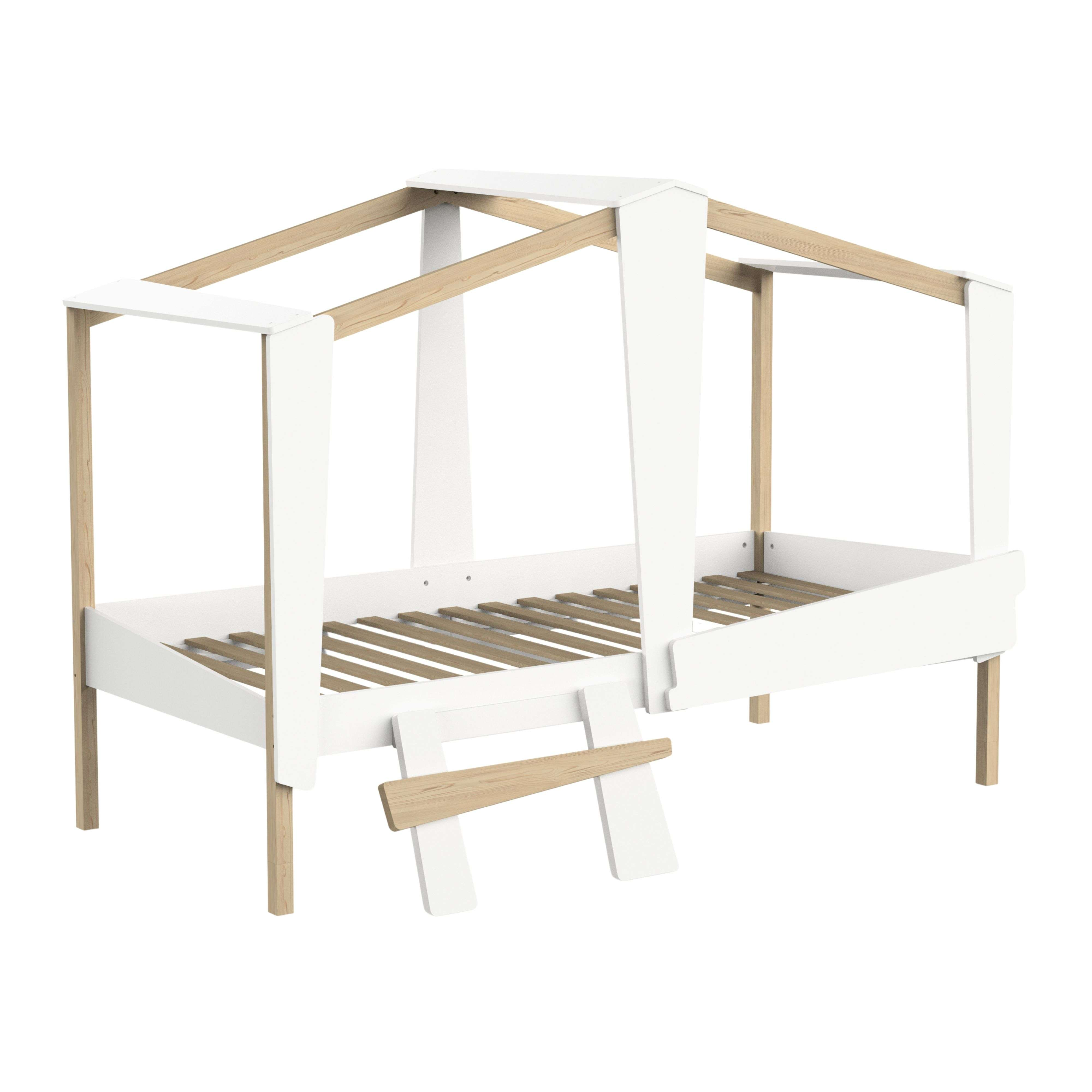 Una cama blanca con patas de madera y una escalera, que se asemeja a un tejado.