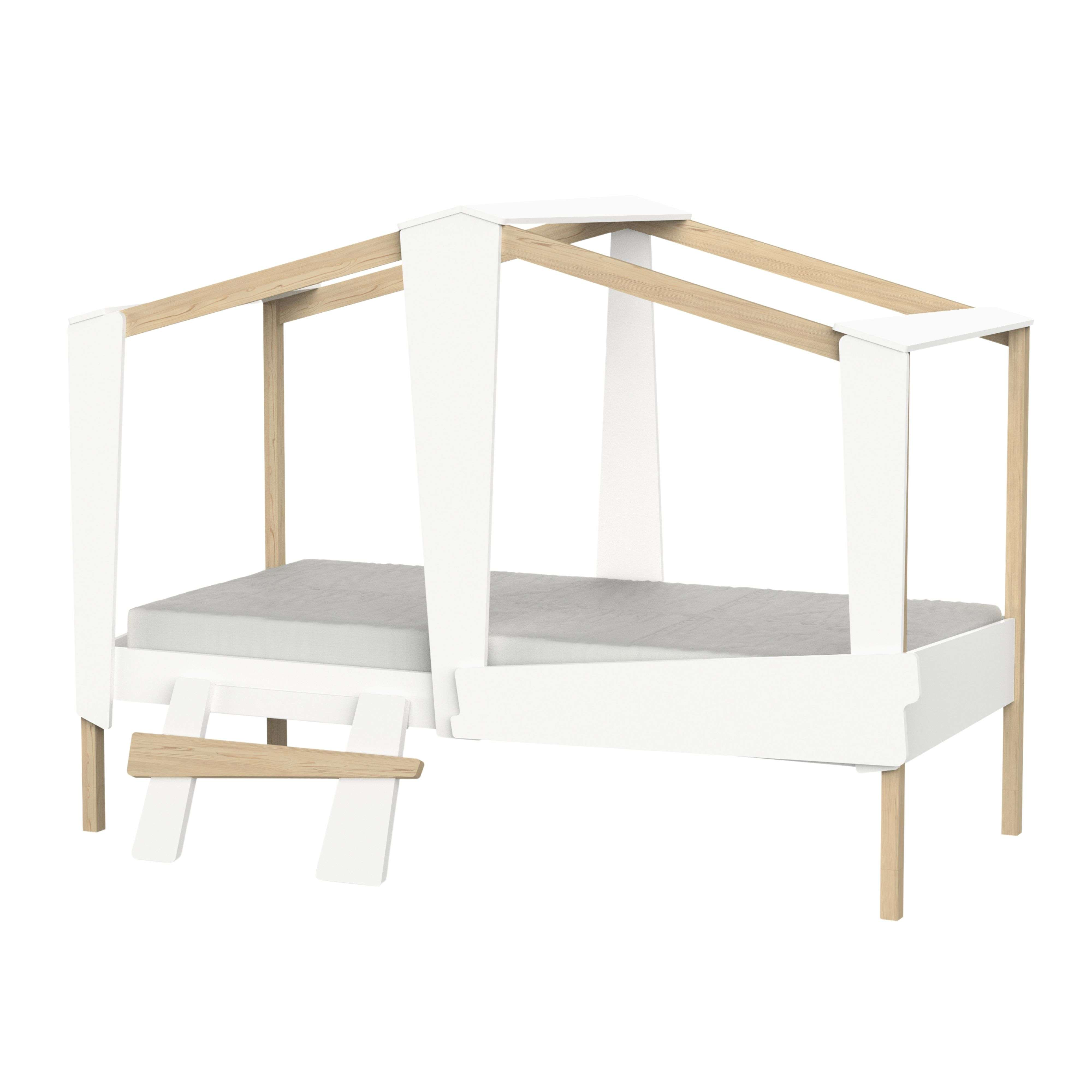Una estructura de cama blanca con forma de casa con detalles de madera.