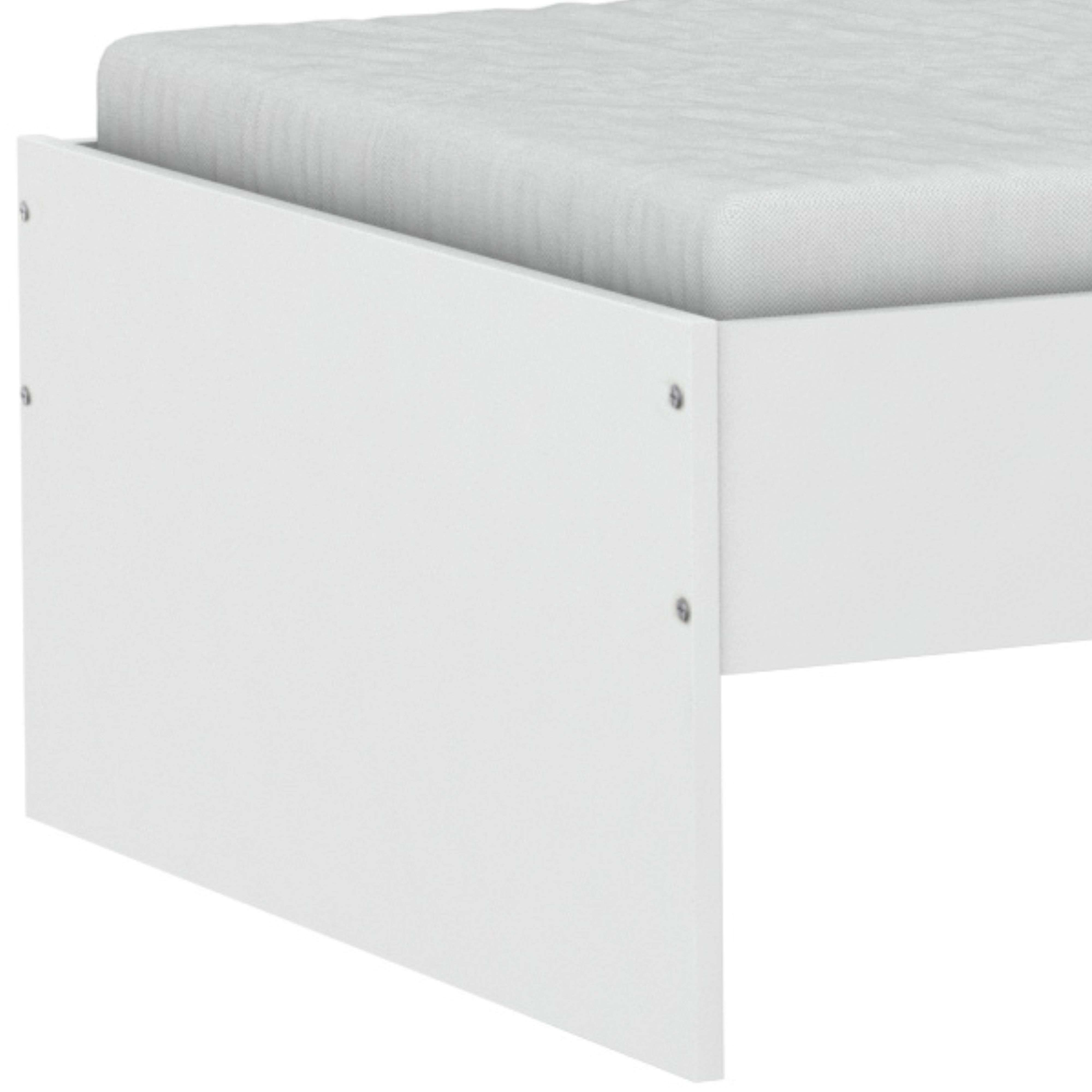 Un lateral de cama blanco con funda de colchón blanca. Vista cercana.