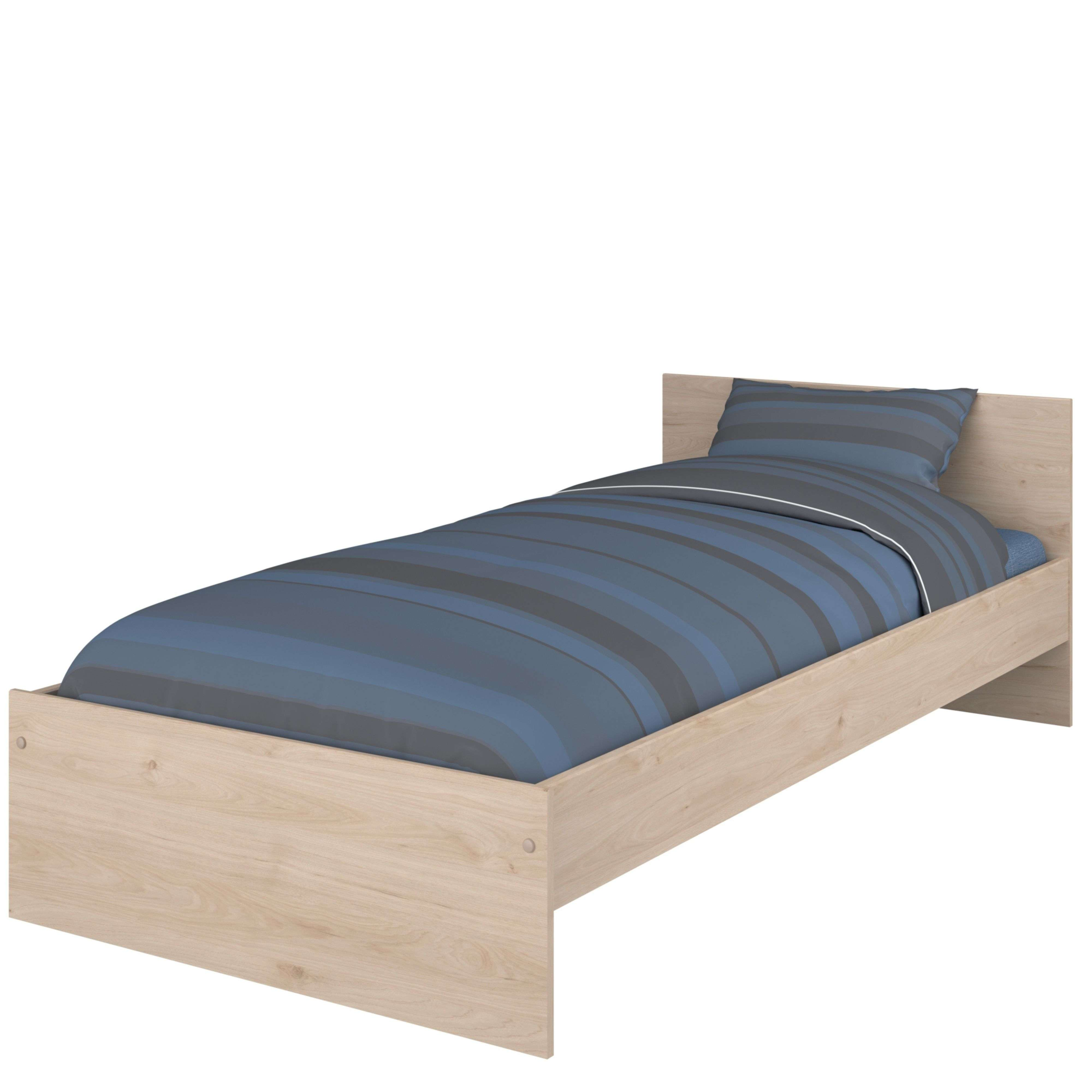 Cama individual de madera clara con ropa de cama a rayas azules y grises.