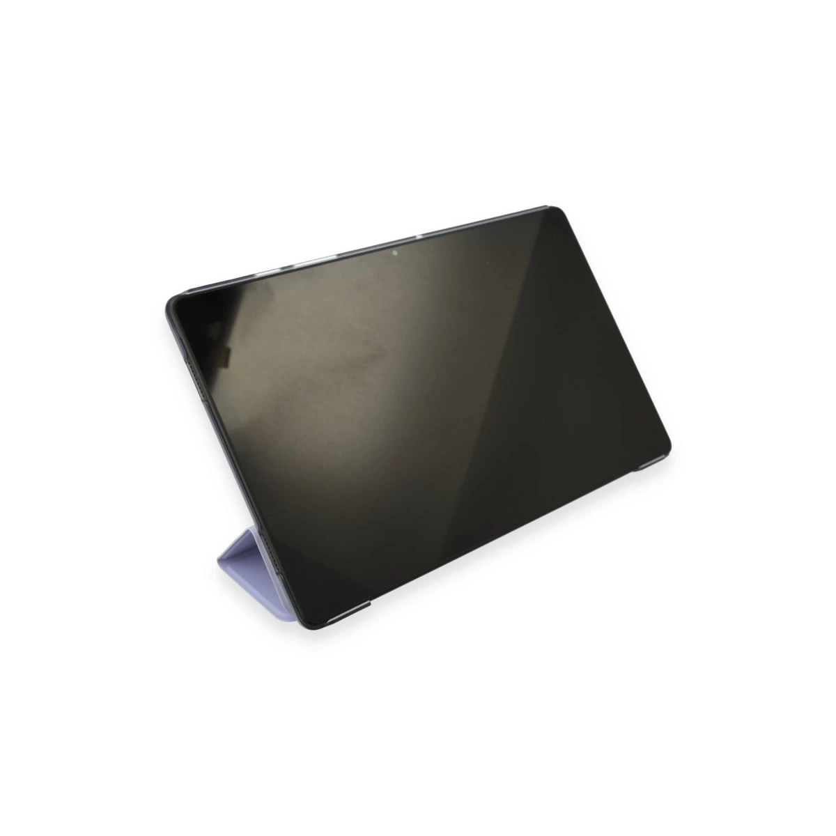 Beyaz arka plana karşı bir stantla desteklenmiş koyu renk tablet.