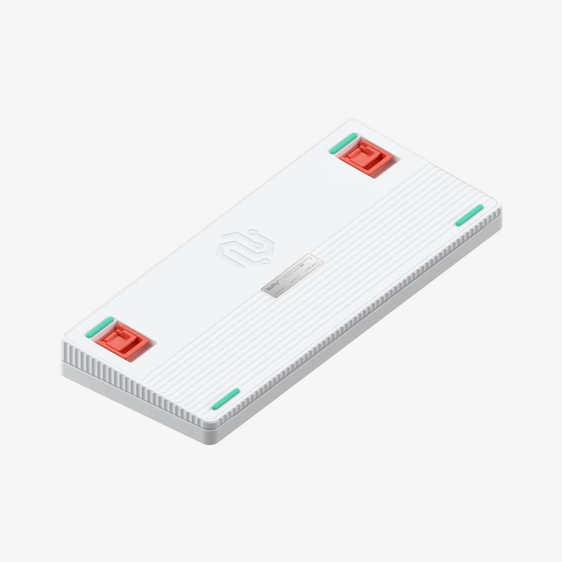 Spód białej klawiatury z czerwonymi i zielonymi nóżkami.