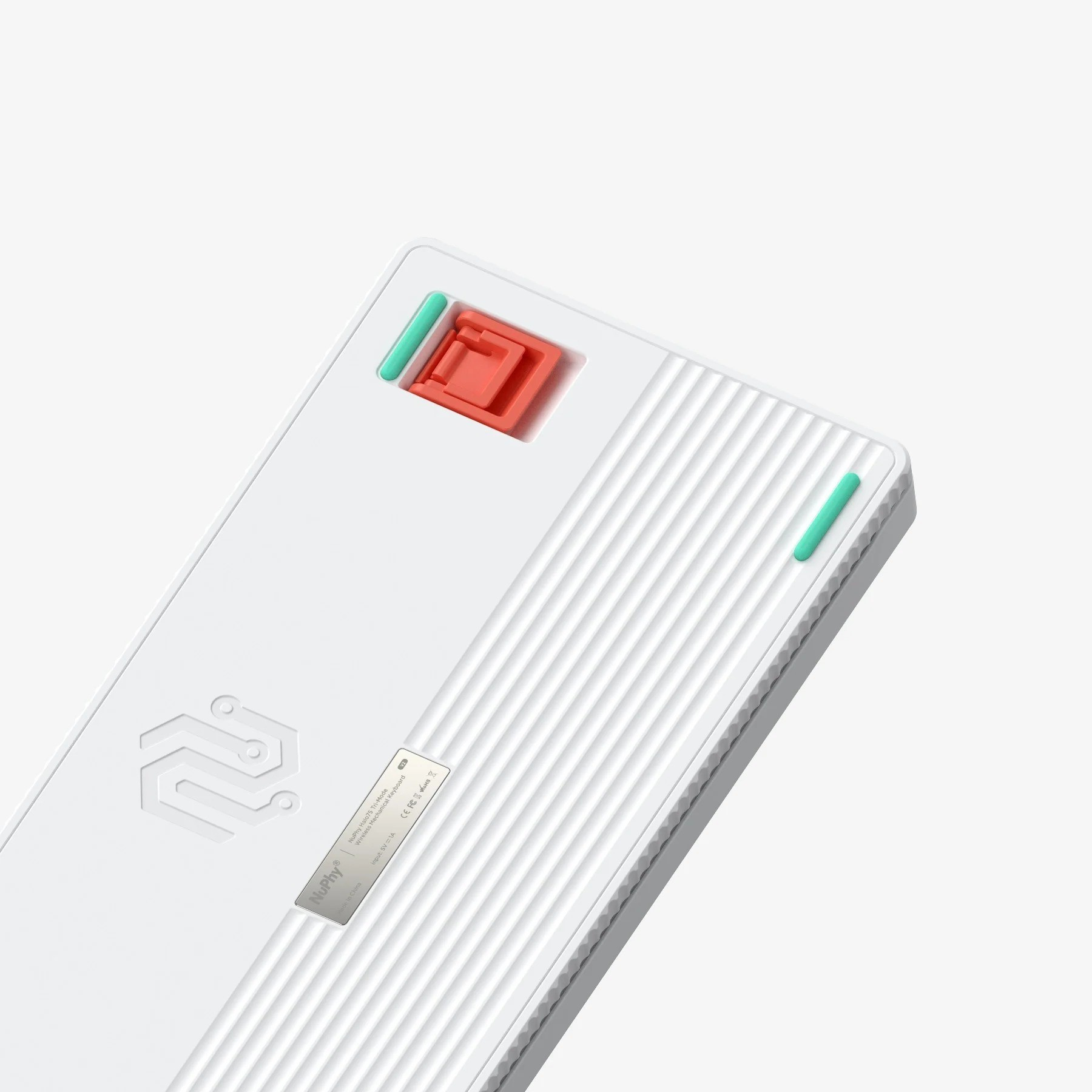 Biały tył klawiatury z czerwonymi i zielonymi akcentami, prążkowany design.