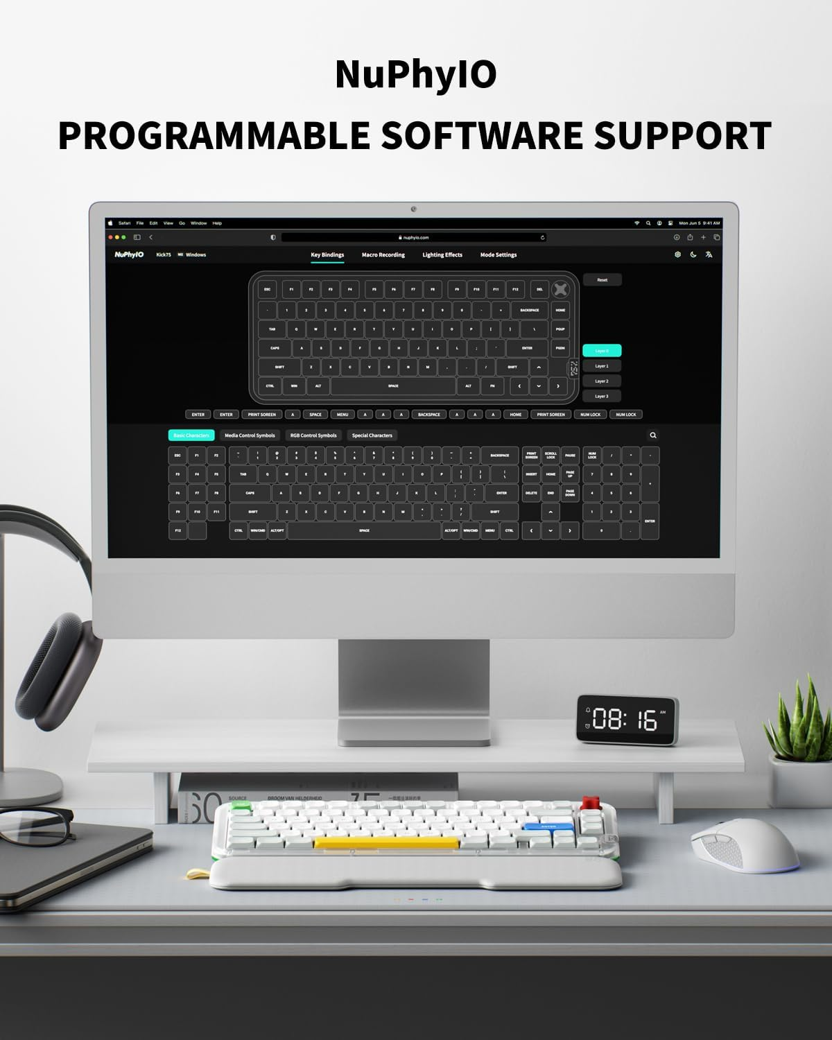 Biurko z monitorem wyświetlającym oprogramowanie NuPhylo, klawiaturami, myszą i słuchawkami.