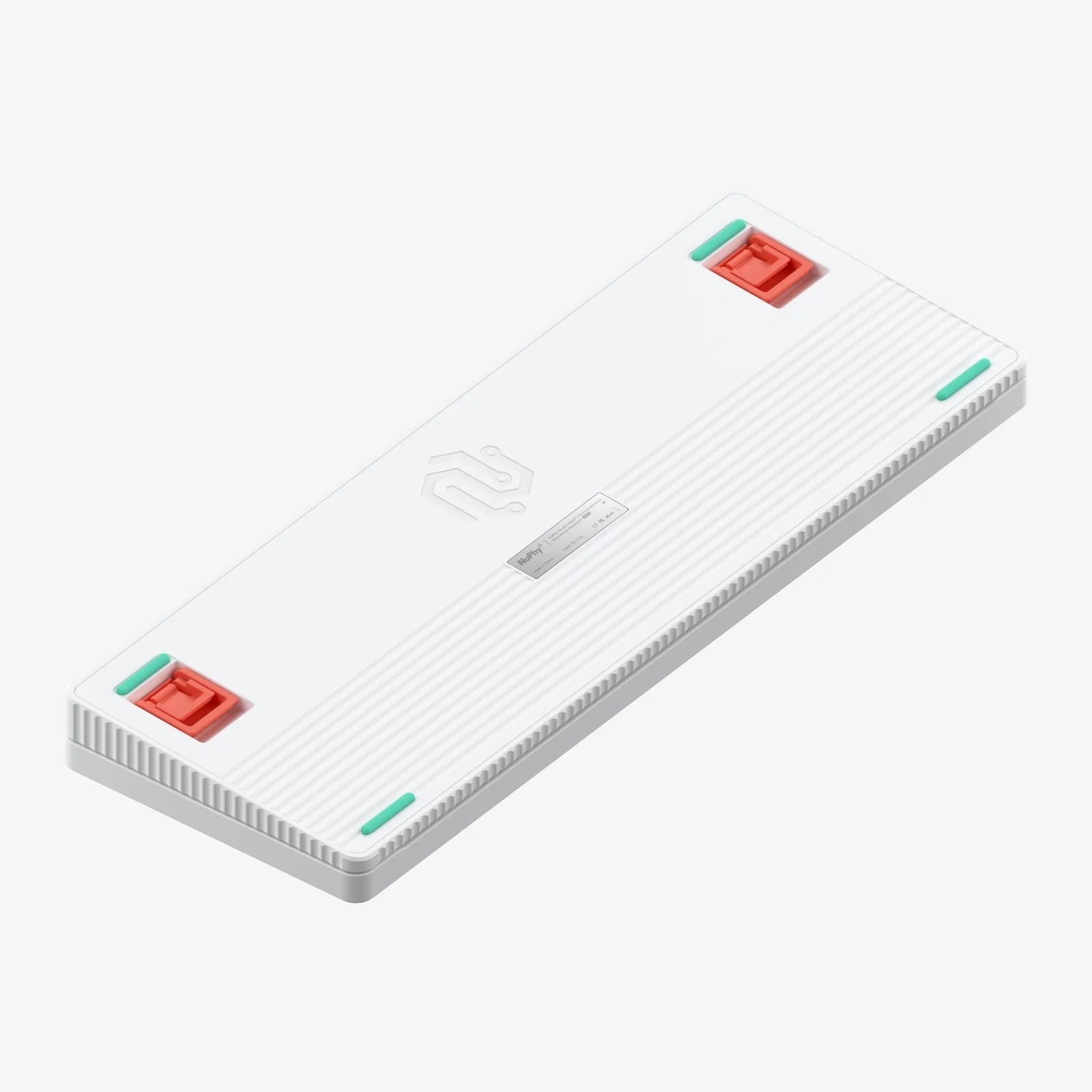 Spód białej klawiatury z czerwonymi i zielonymi gumowymi nóżkami.