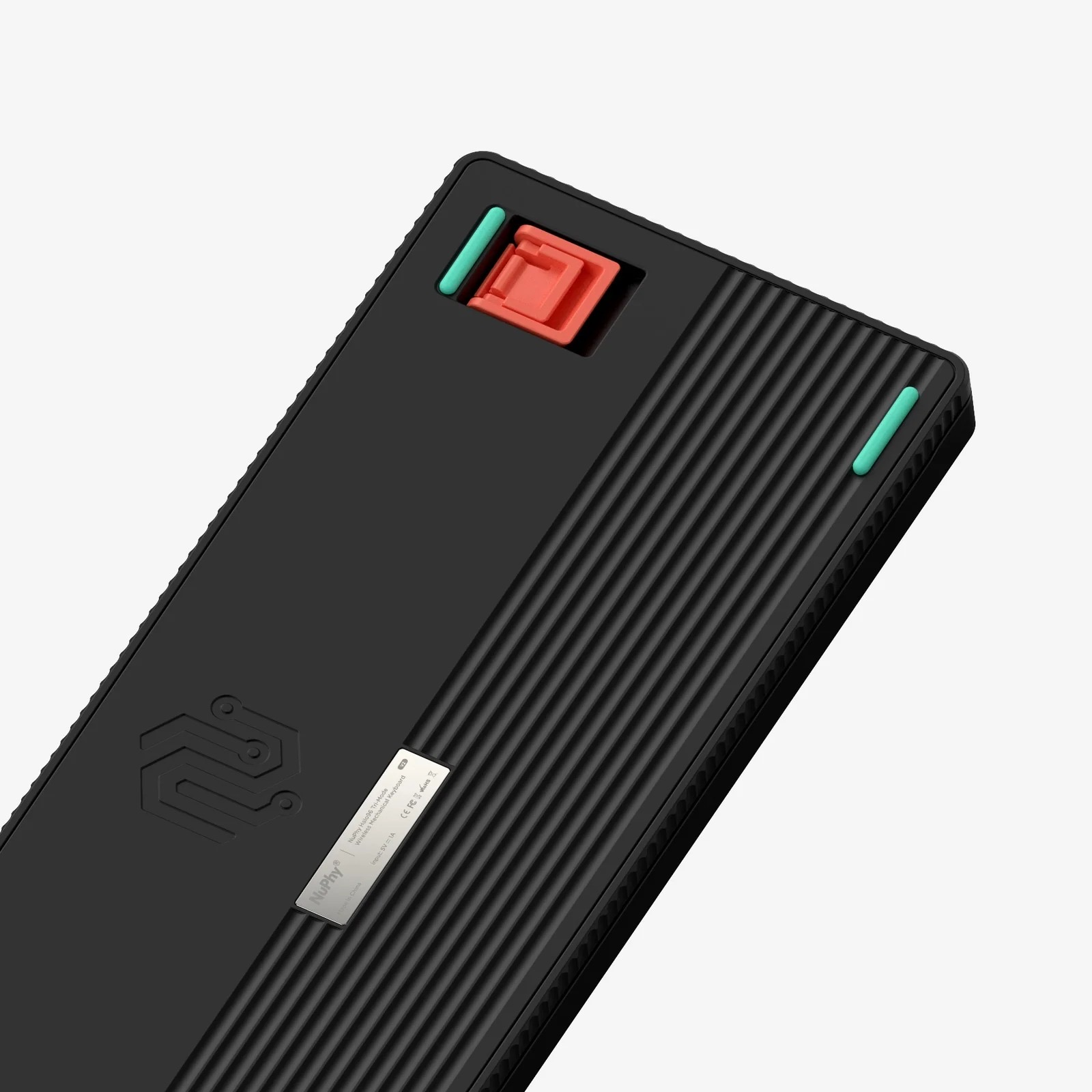 Czarny spód klawiatury z rowkami, czerwonymi i zielonymi akcentami.