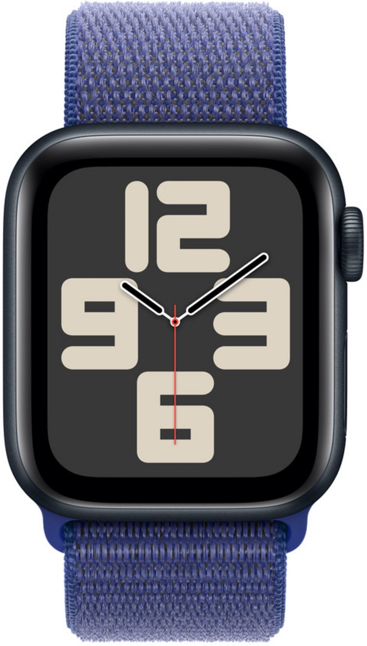 Een zwarte Apple Watch met blauwe geweven band toont een donkergrijs wijzerplaat met grote, lichtbeige cijfers.