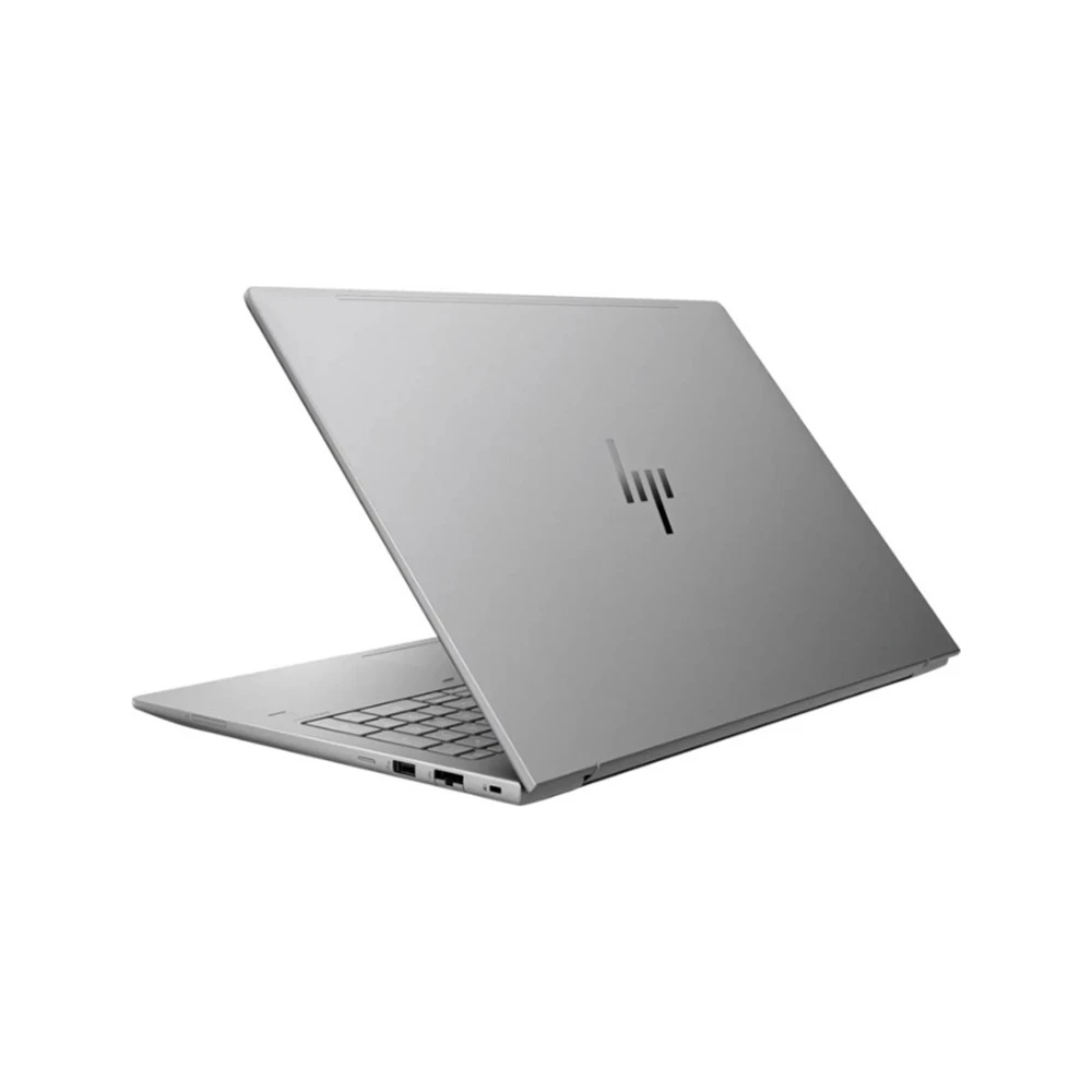Gümüş rengi HP dizüstü bilgisayar açık, klavyesi ve kapağındaki logosu görünüyor.