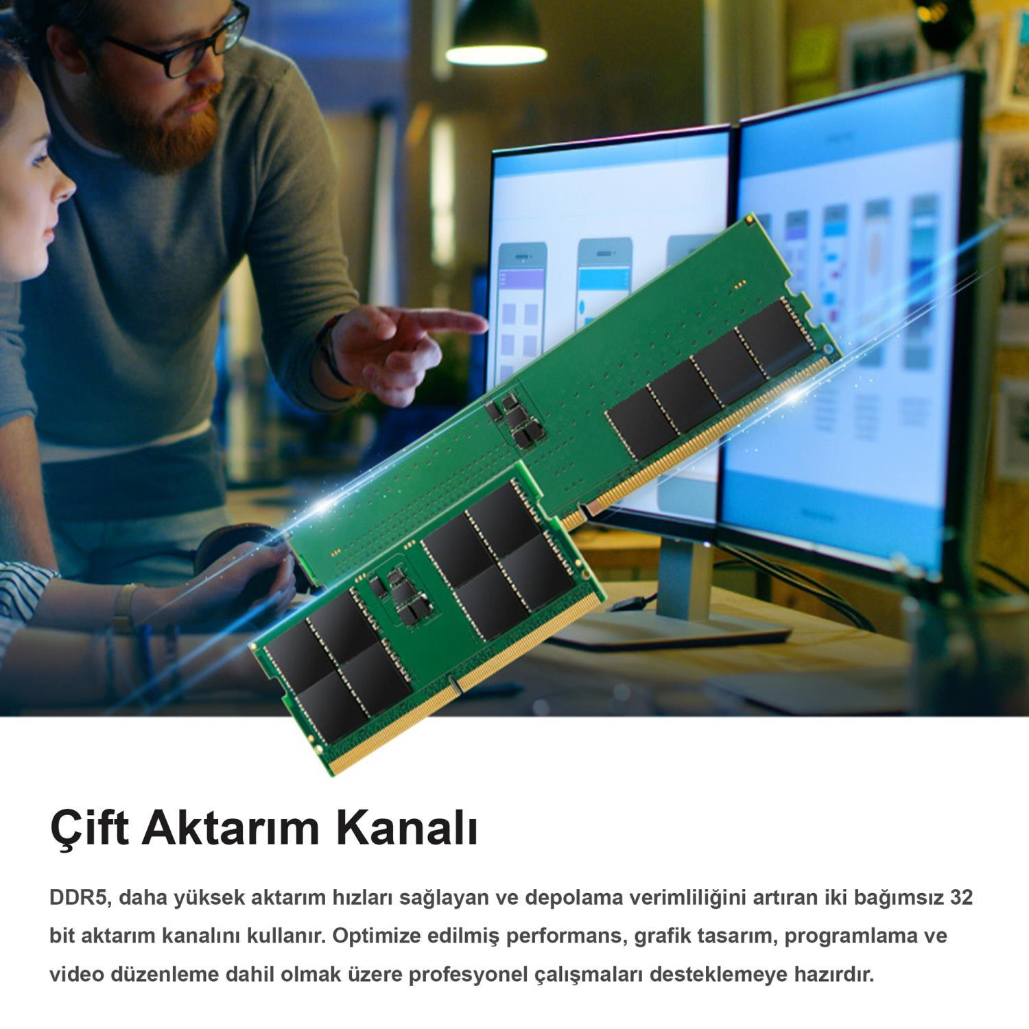 Deux hommes regardent un écran d'ordinateur avec un module RAM au premier plan.