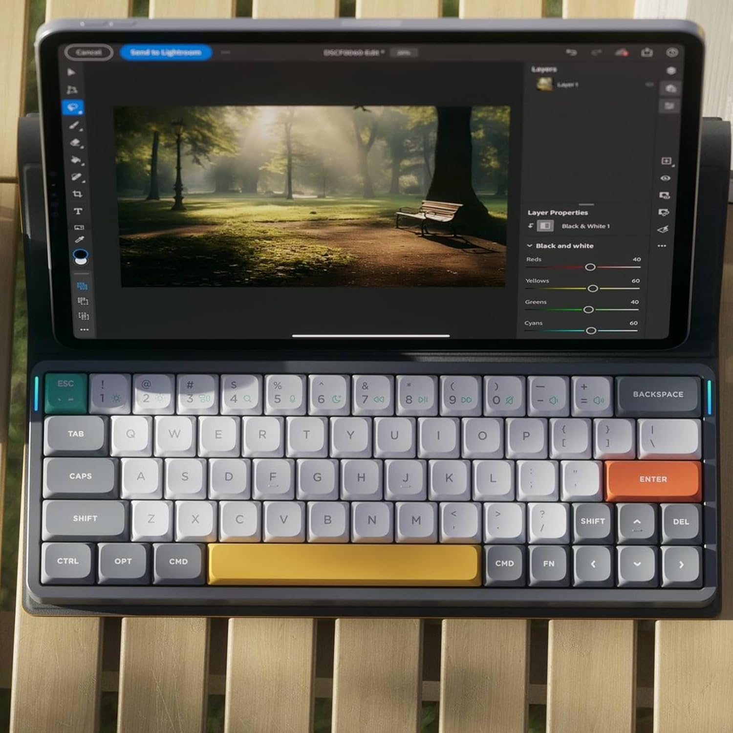 Tablet z klawiaturą wyświetla zdjęcie krajobrazu w programie Lightroom.