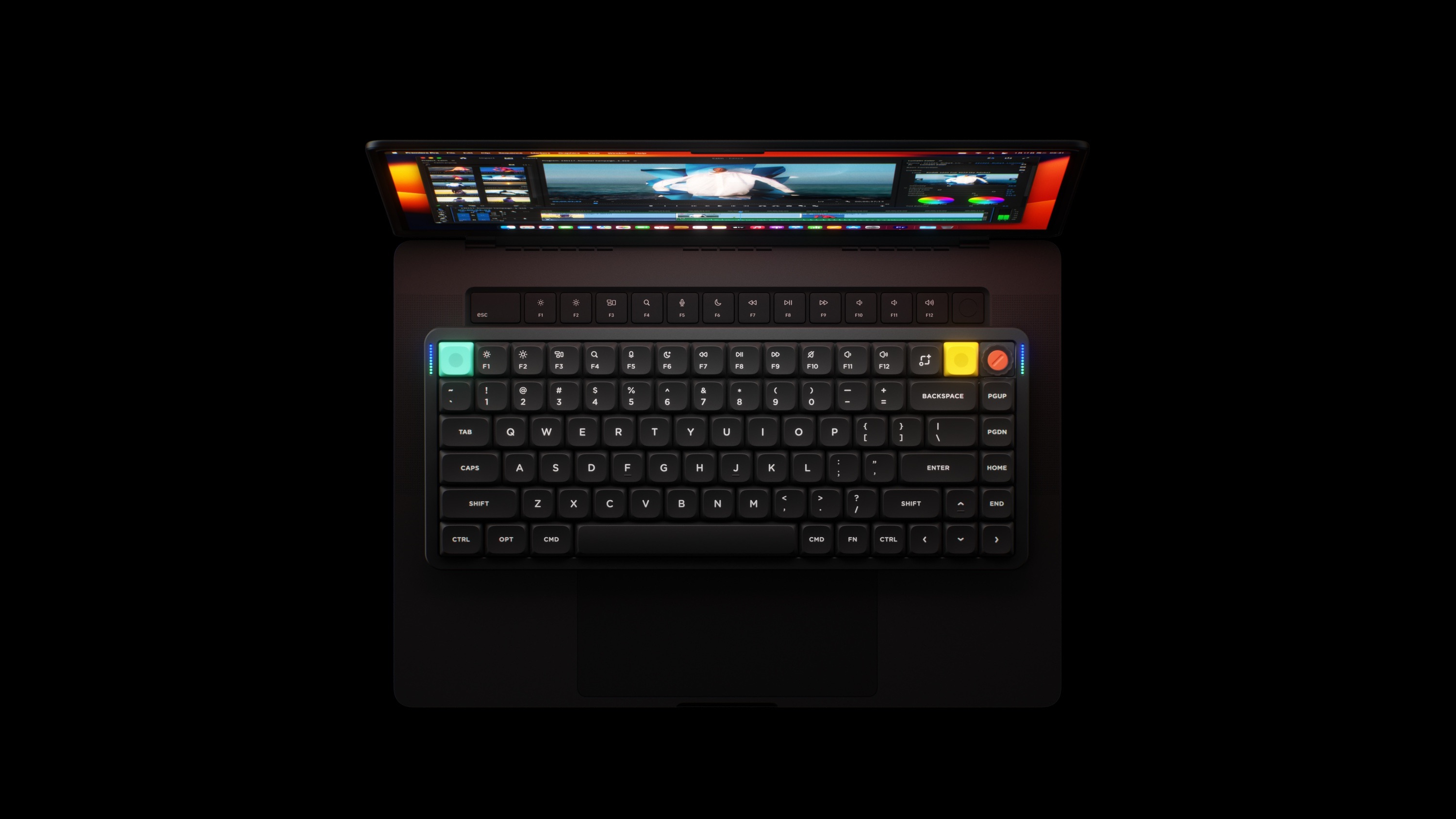Otwarty laptop z zewnętrzną klawiaturą przed nim. Ekran wyświetla oprogramowanie do edycji wideo.