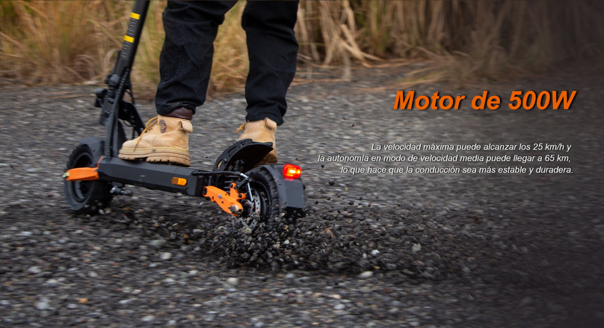 Una persona monta un patinete eléctrico negro por un camino de grava.
