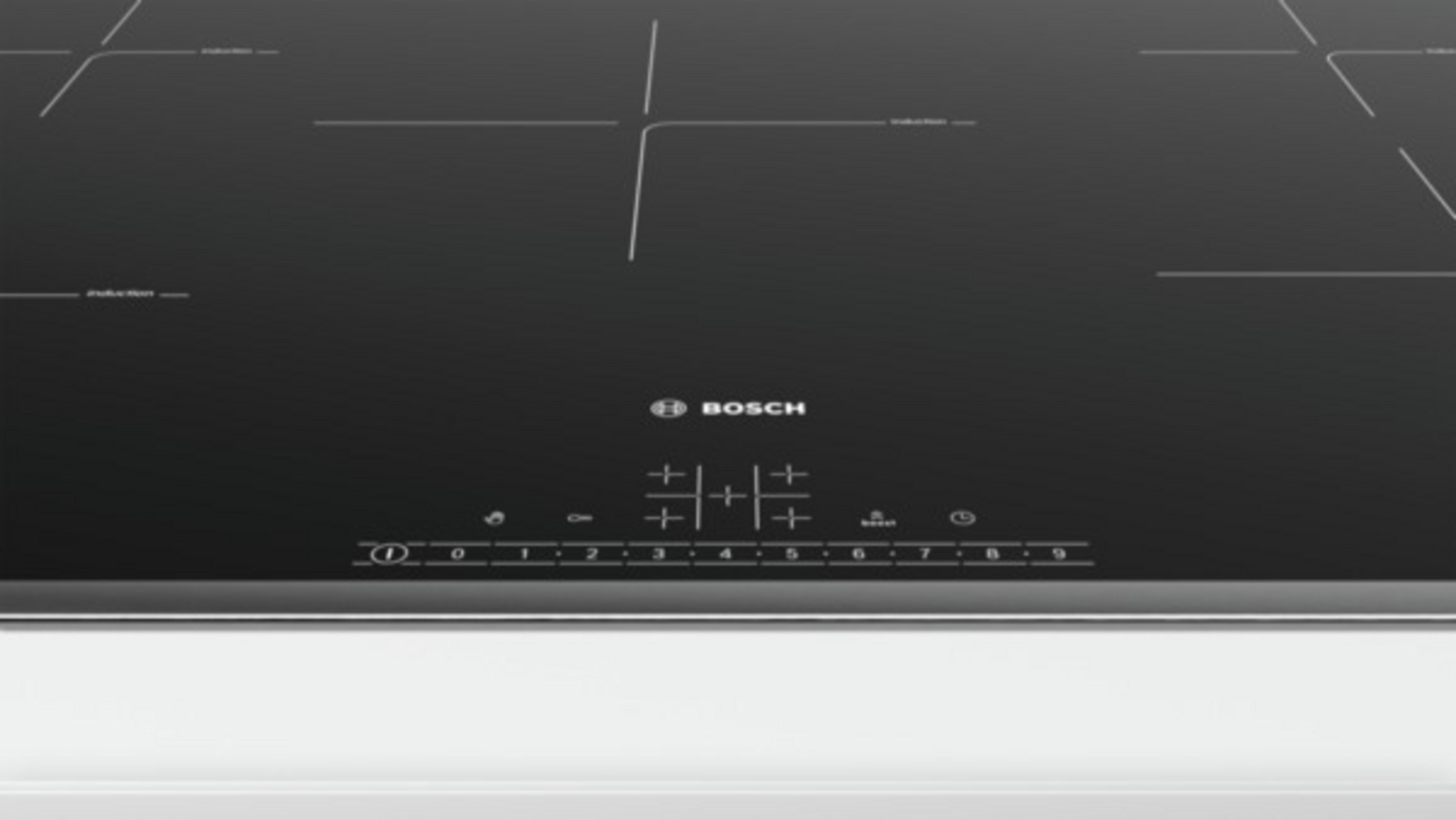 Zwart inductiefornuis met Bosch-logo en touchbediening.
