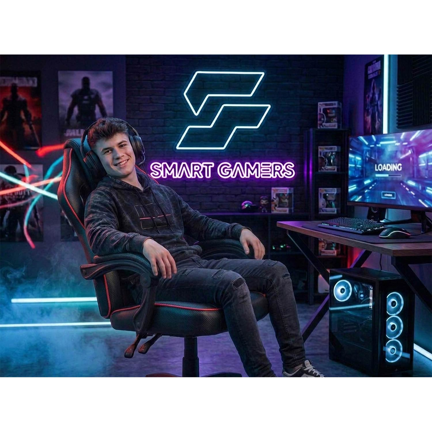 Młody mężczyzna siedzi w fotelu gamingowym przy biurku z komputerem.