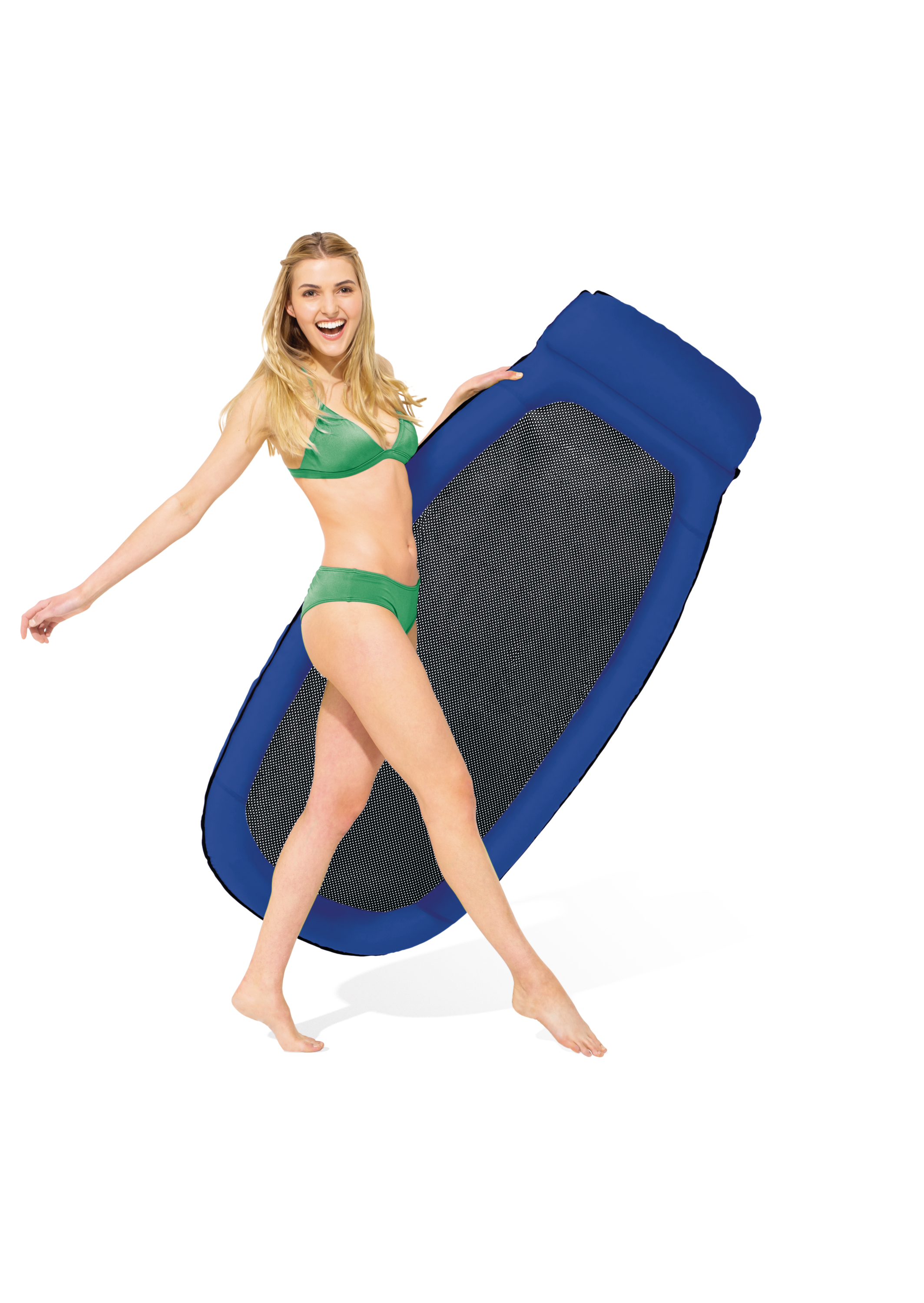 Kobieta w zielonym bikini trzyma niebieski materac.