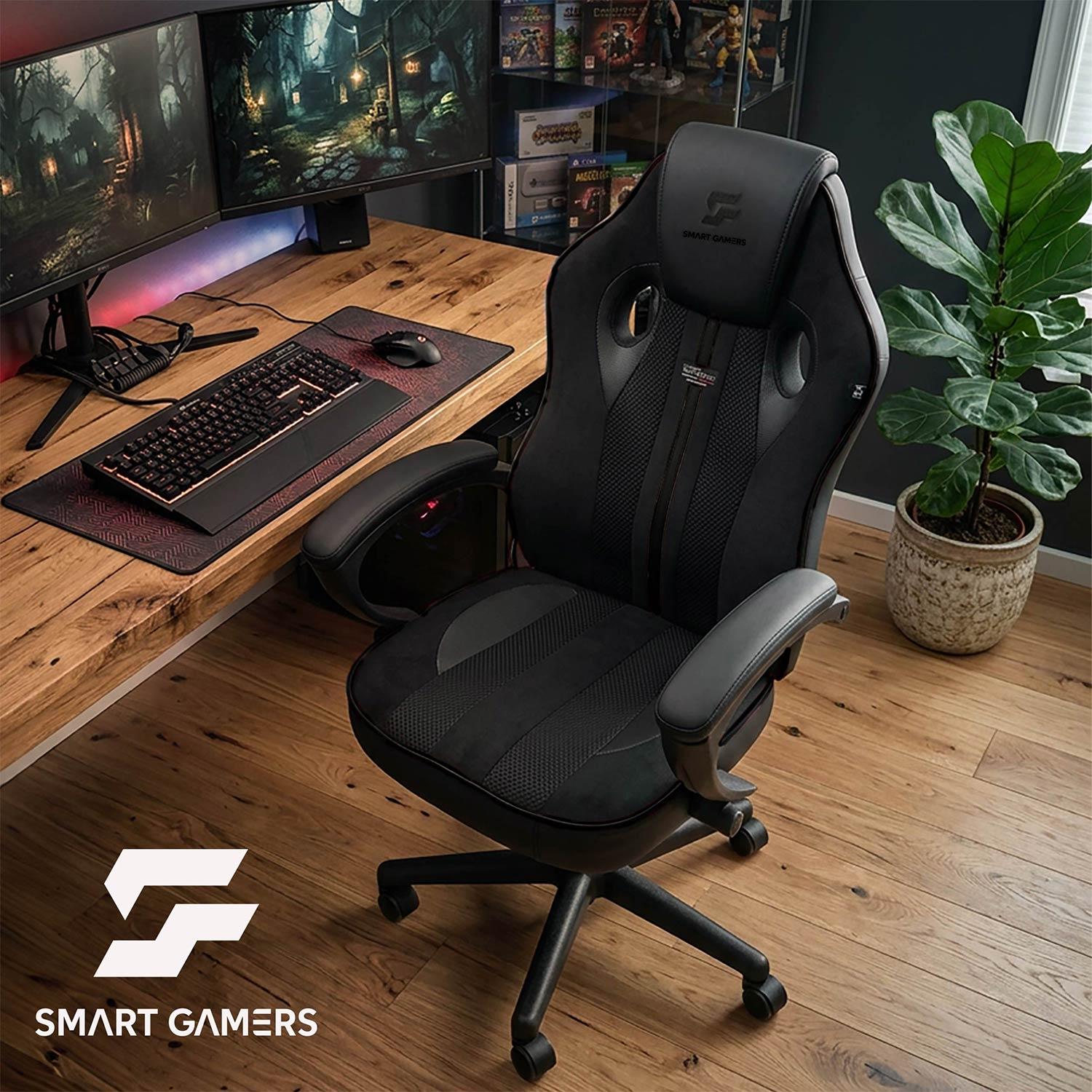 Czarny fotel gamingowy stoi na drewnianym biurku z podwójnym monitorem i klawiaturą.