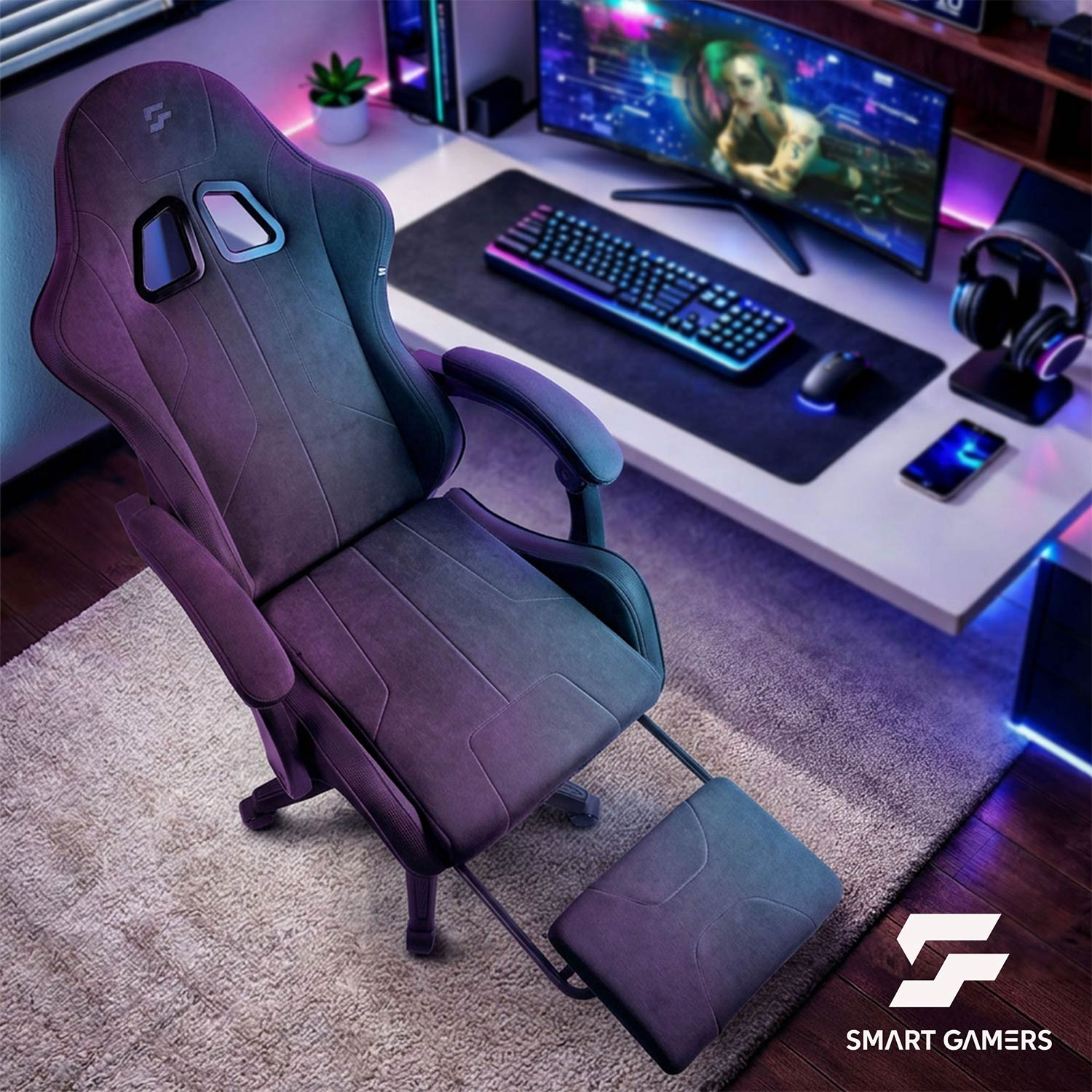Fioletowe krzesło gamingowe z podnóżkiem stoi na dywanie, obok biurka ze sprzętem komputerowym.