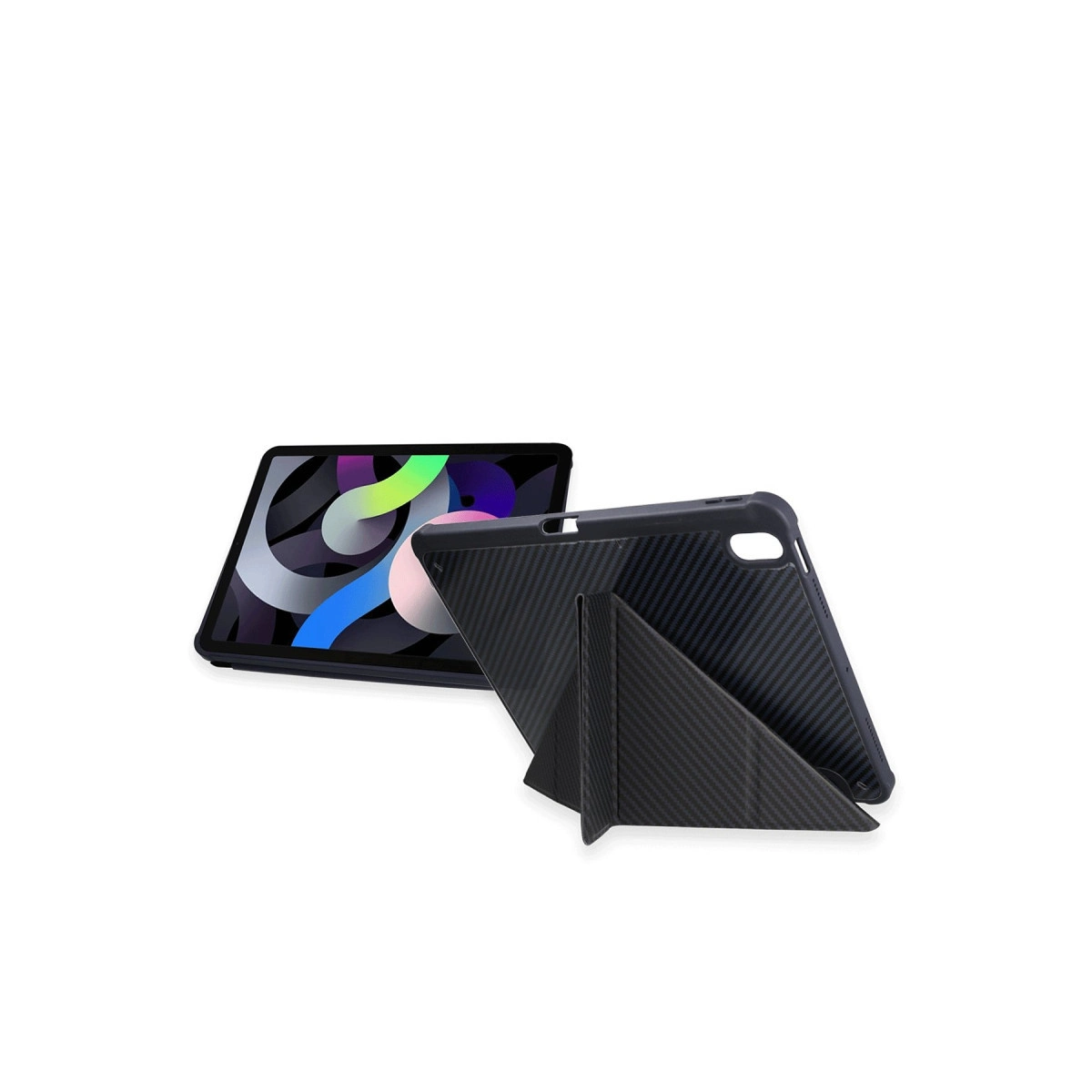Siyah karbon fiber tablet kılıfı dik duruyor, arkasında bir tablet var.
