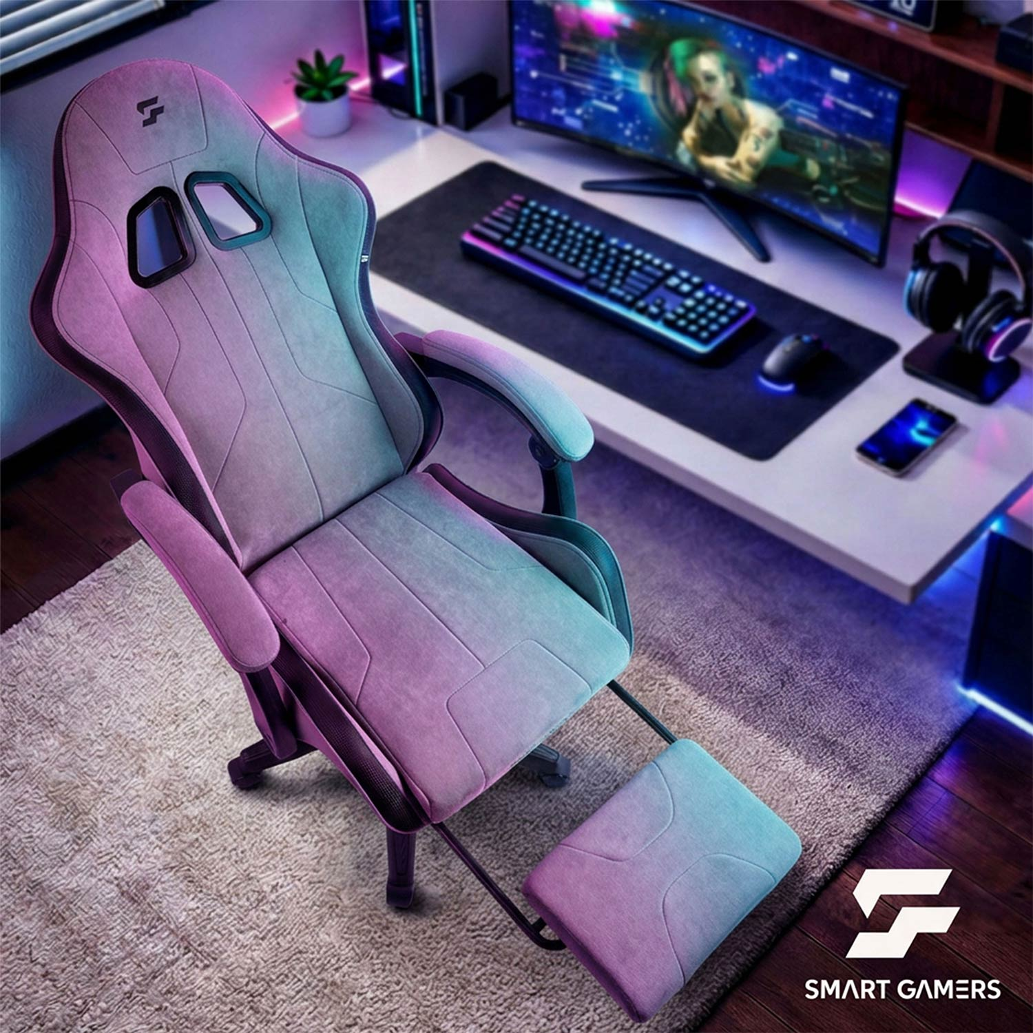 Krzesło gamingowe z wysuniętym podnóżkiem przed biurkiem z monitorem, klawiaturą i myszką.