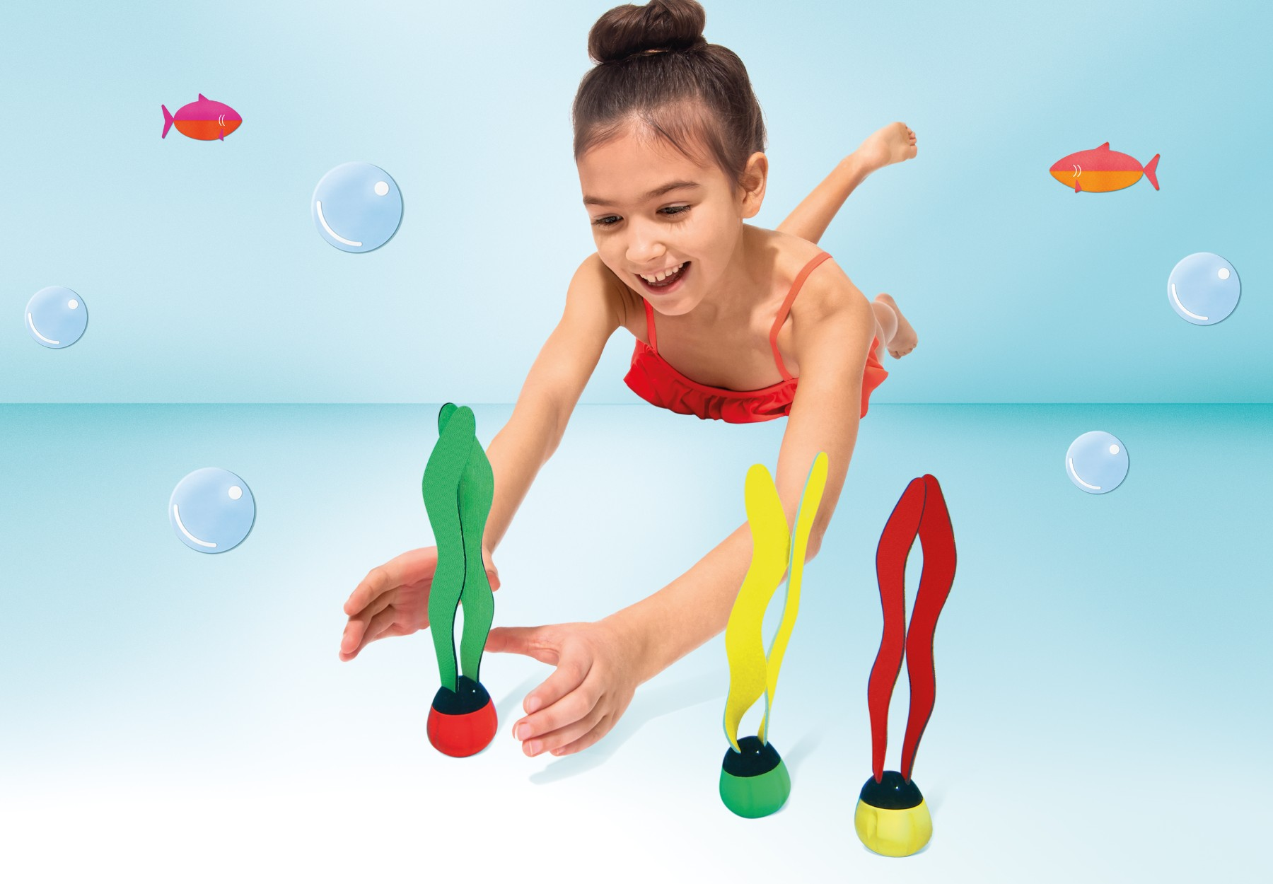 Dziewczynka w czerwonym stroju kąpielowym nurkuje po kolorowe rośliny i ryby.