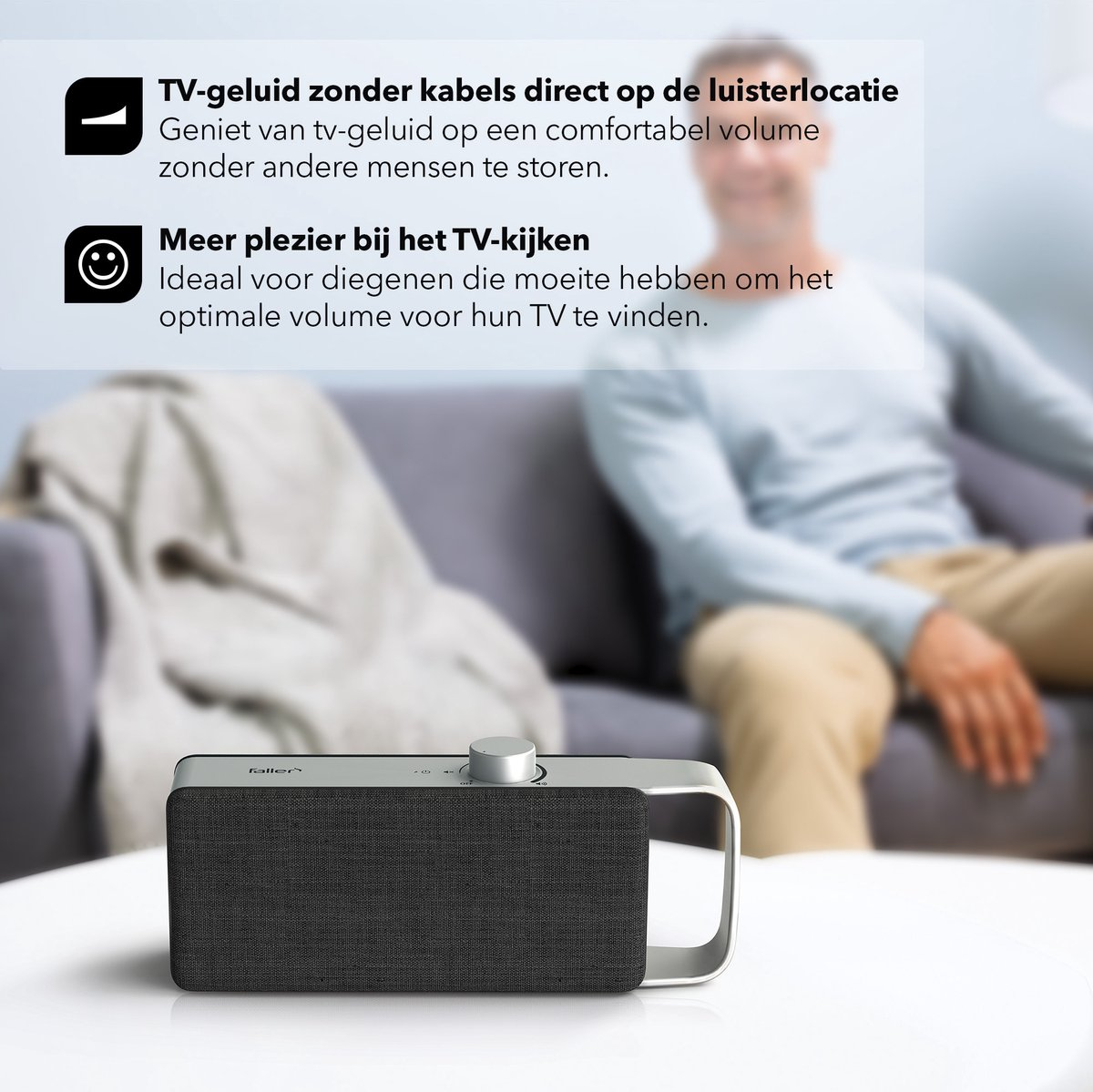 Een zwarte luidspreker op een tafel, met een man op een bank op de achtergrond.