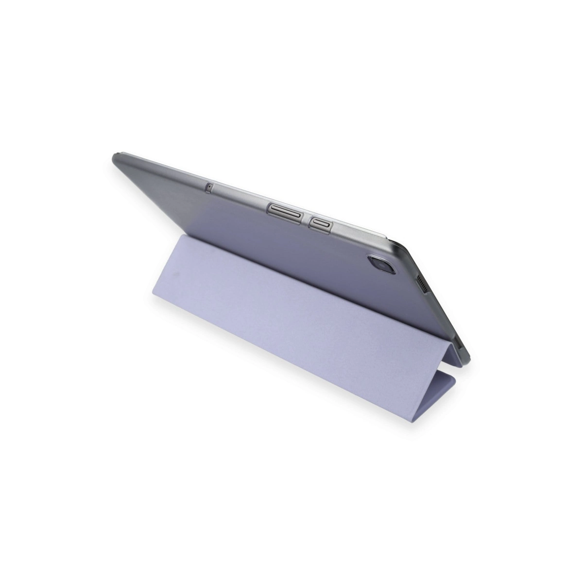 Gümüş rengi tablet, beyaz bir yüzey üzerinde mor bir stant kılıfın üzerinde duruyor.