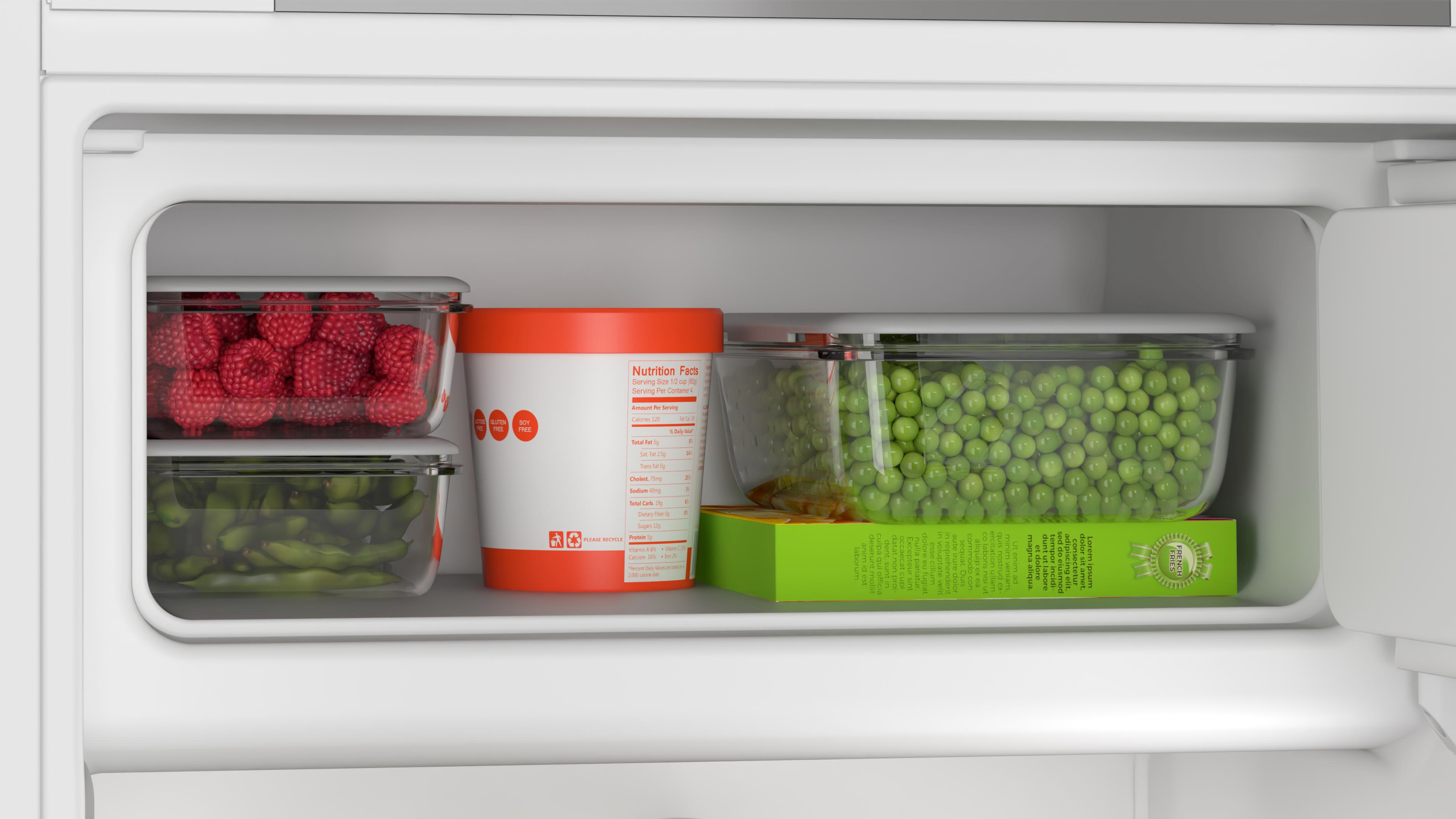 Gefrierschrank mit Beeren, Erbsen, einer Eiscreme-Verpackung und Pommes.