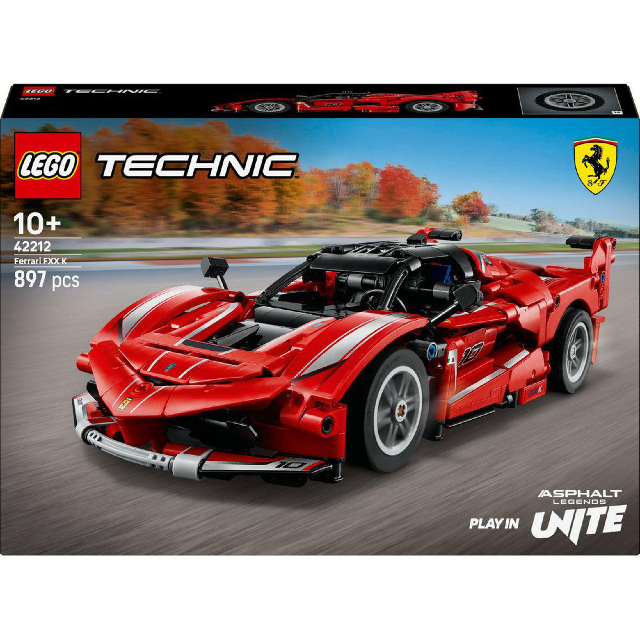 Czerwony samochód wyścigowy LEGO Technic Ferrari z srebrnymi paskami na torze.