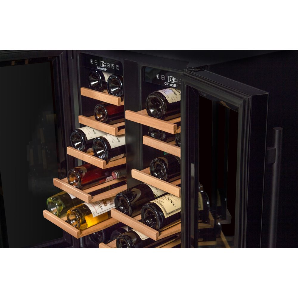 Ein Weinkühlschrank mit Holzeinlegeböden, auf denen verschiedene Weinflaschen stehen. Die Tür ist angelehnt.