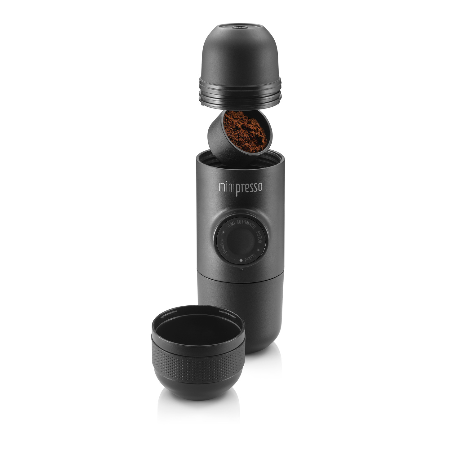 Ein schwarzes Minipresso-Kaffeegerät, zerlegt mit Kaffeepulver im oberen Teil.