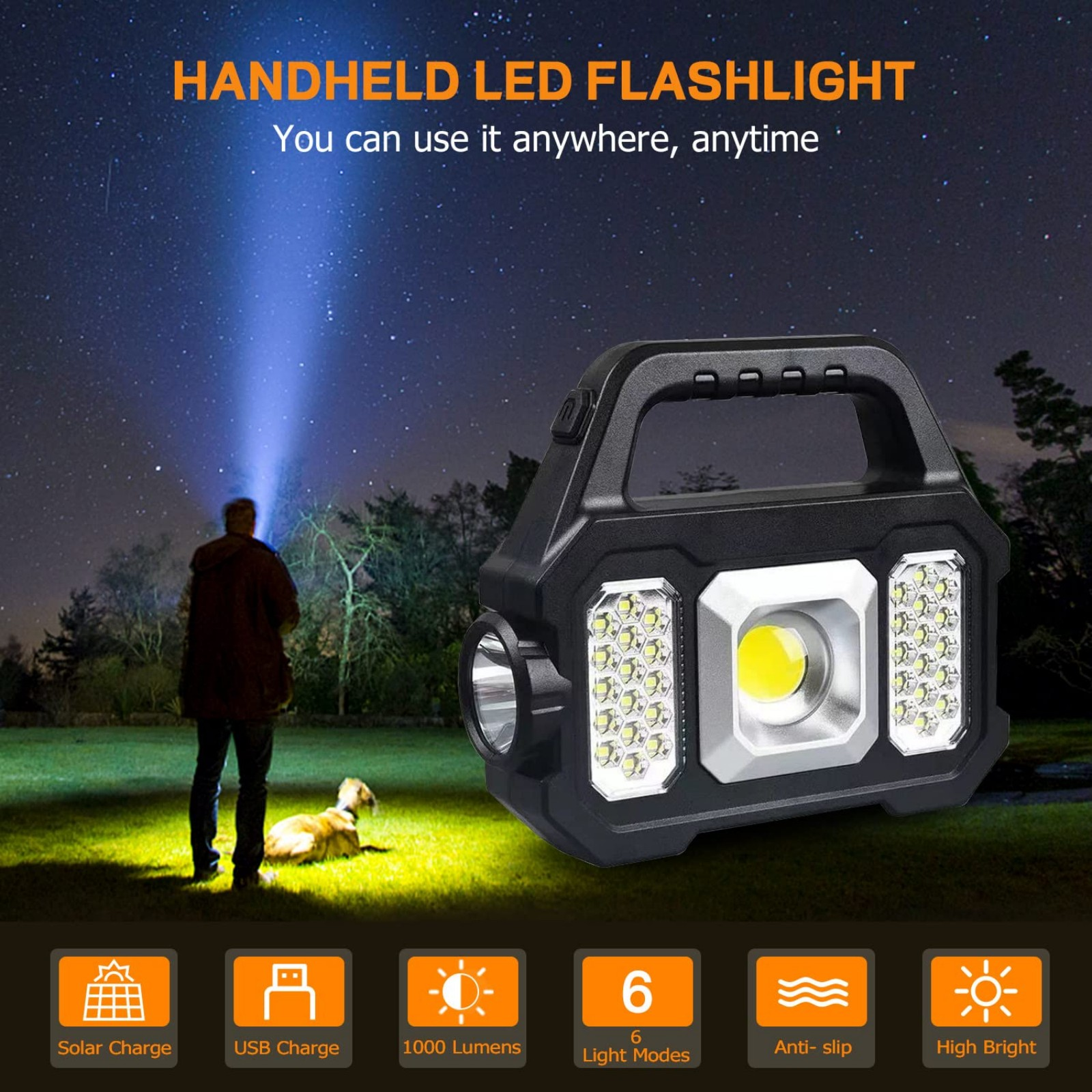 Eine Person leuchtet mit einer Taschenlampe in den Nachthimmel, ein Hund ruht sich in der Nähe aus. Eine große LED-Taschenlampe ist im Vordergrund.