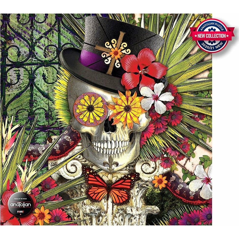 Un teschio con cappello, adornato con fiori, serpenti e una farfalla, su sfondo verde.