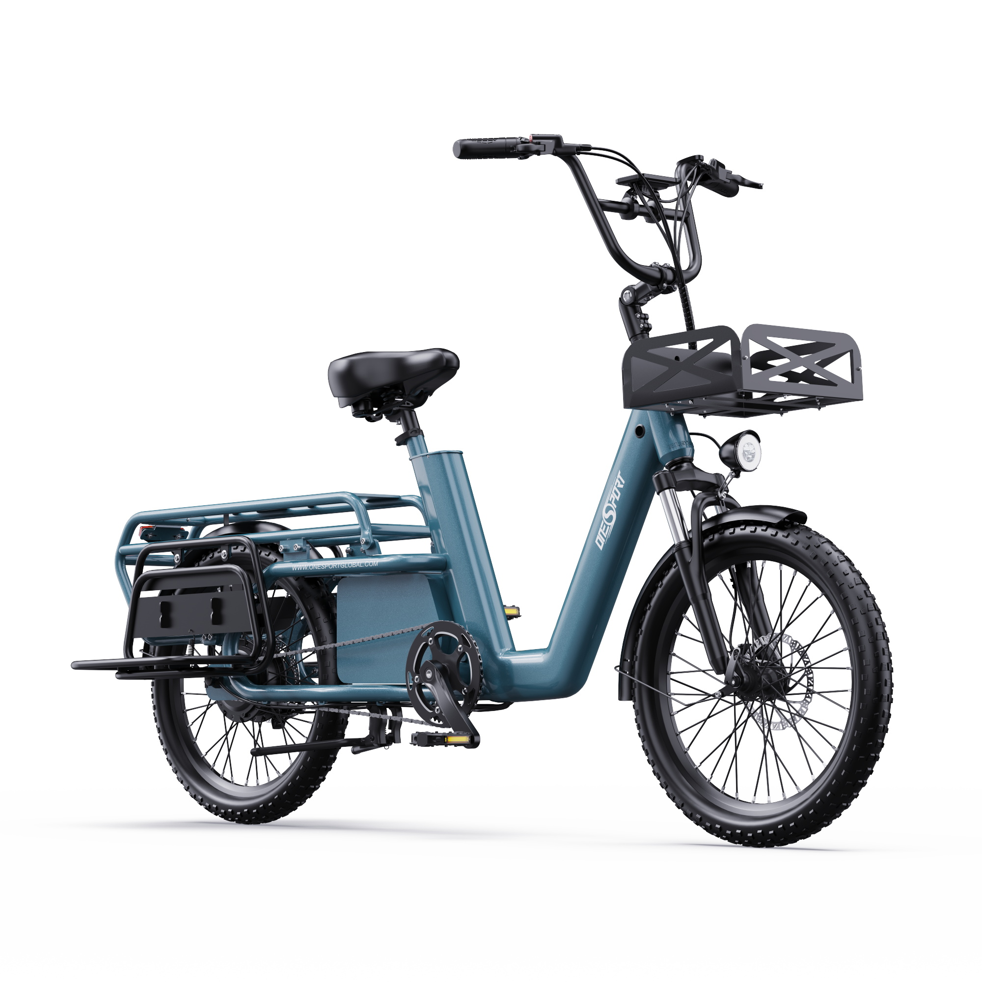 Niebieski e-bike z bagażnikami z przodu i z tyłu, szerokimi oponami, białe tło.