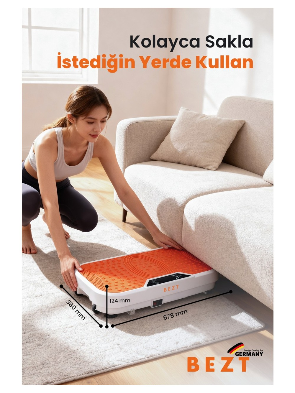 Bir kadın, kanepe altına ittiği titreşimli platformun yanında diz çöker.