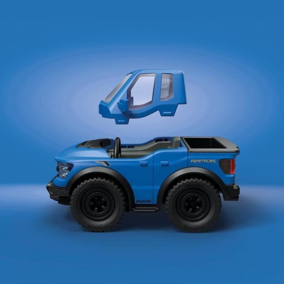 Un coche de juguete azul con techo desmontable sobre fondo azul.