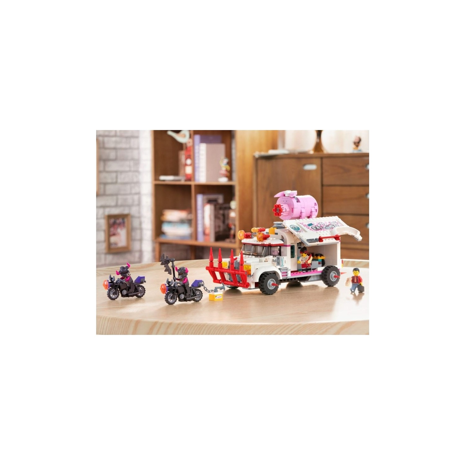 Lego oyuncakları: Pembe domuzlu beyaz kamyonet, iki motosiklet ve üç figür.