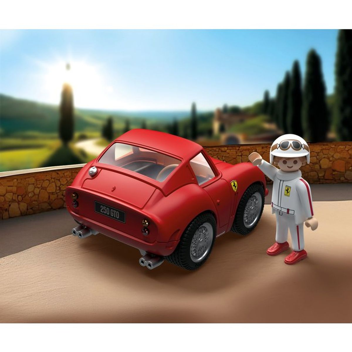 Kırmızı oyuncak Ferrari 250 GTO, oyuncak yarış arabası sürücüsü figürünün yanında.