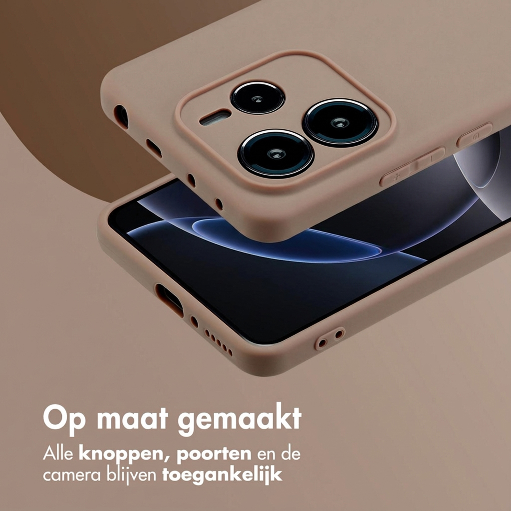 Une coque de téléphone brun clair sur un téléphone. Elle a des découpes pour la caméra et les ports.