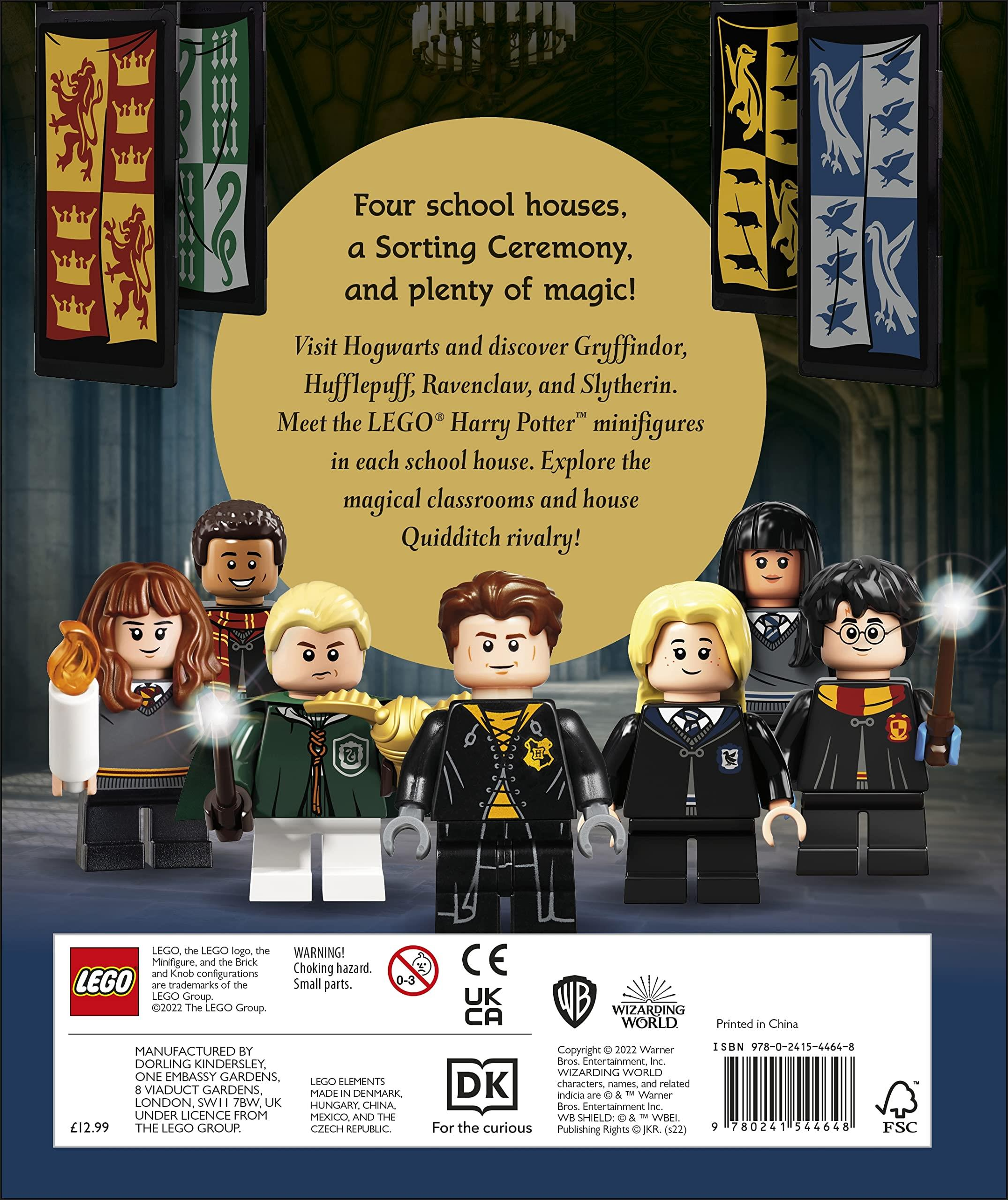 Personaggi LEGO Harry Potter davanti a stendardi di Hogwarts. Quattro case, una cerimonia, magia!