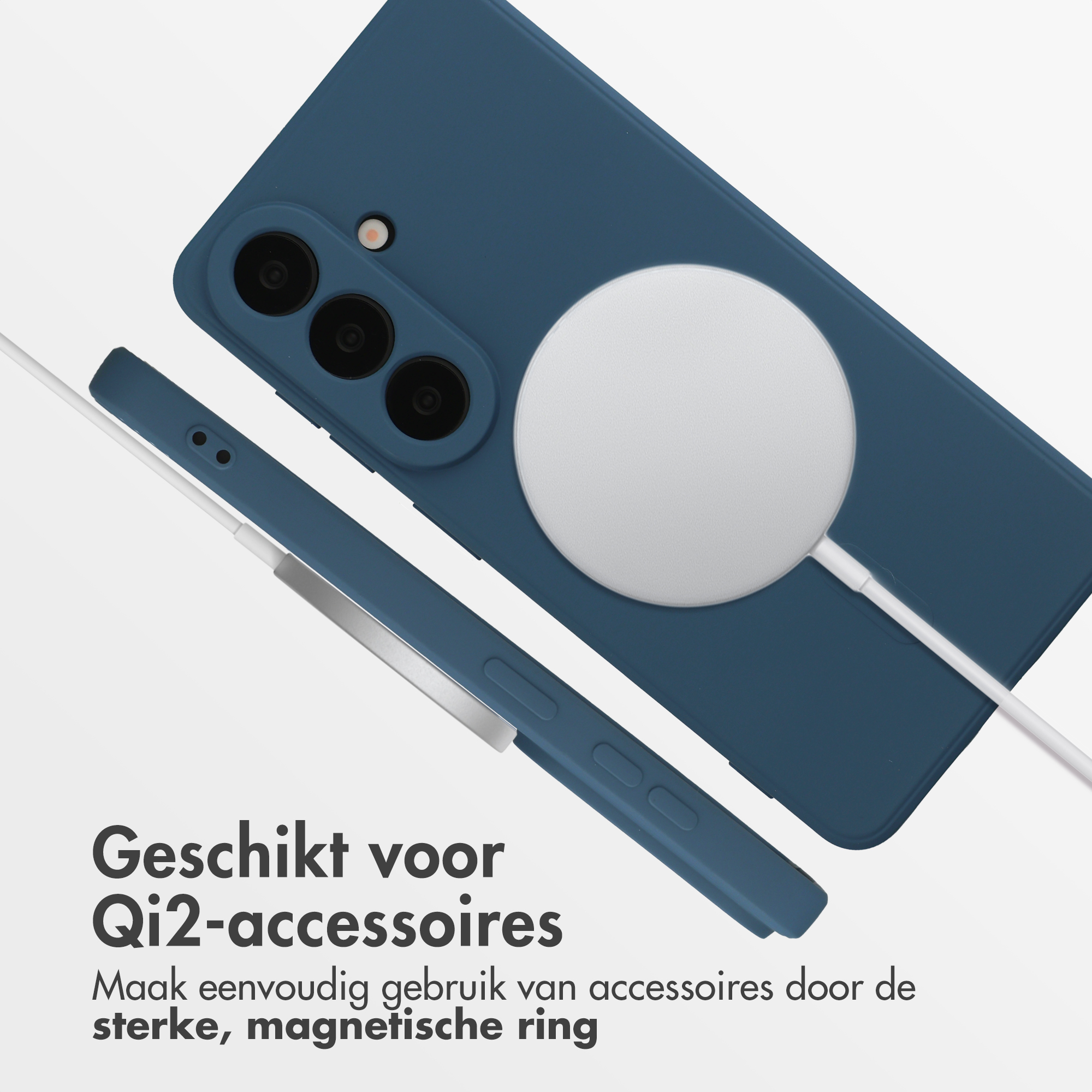 Donkerblauwe smartphone met magnetische Qi2-lader en witte kabel.